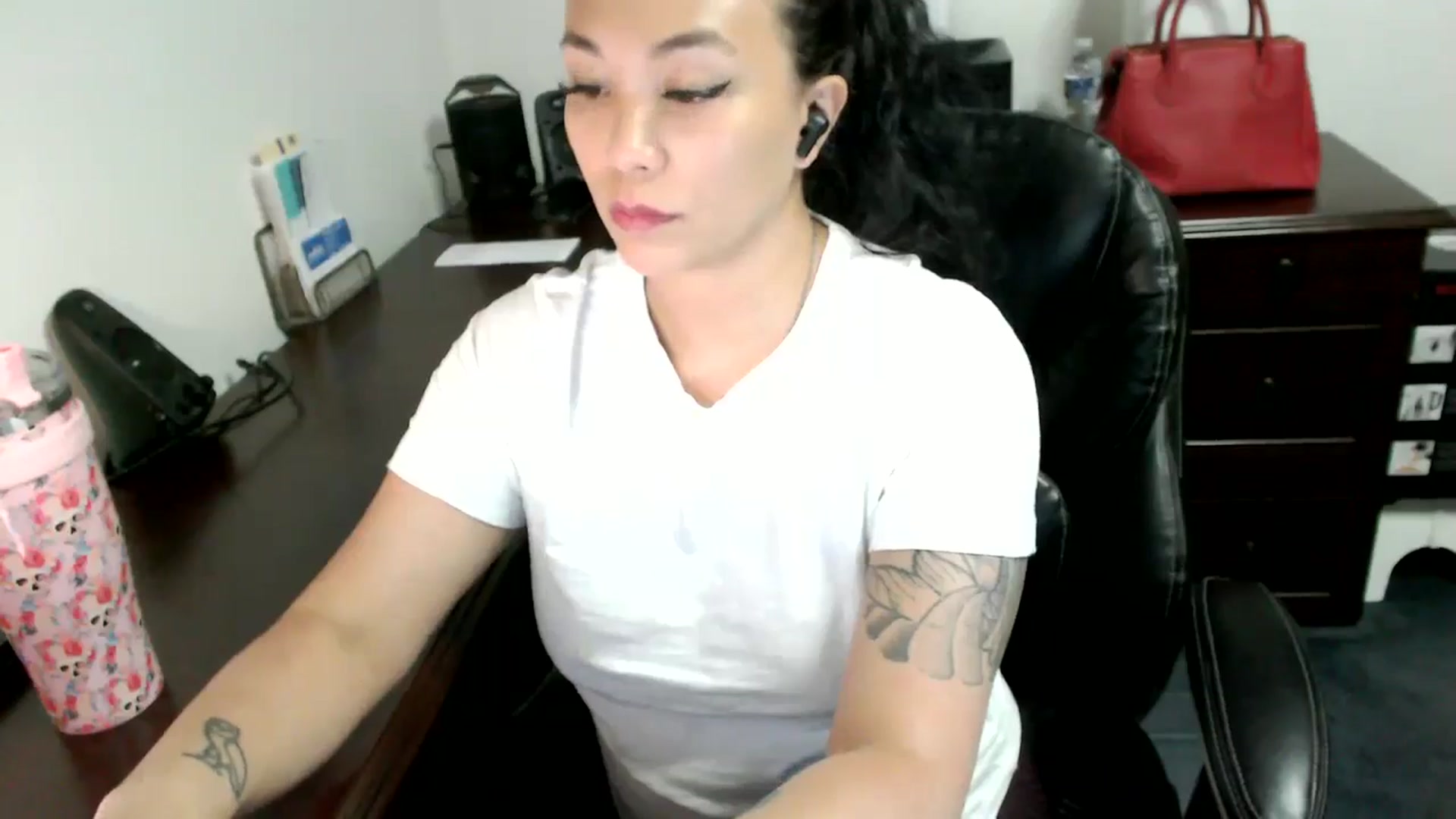 Gallery image thumbnail from MickaylaMoon's myfreecams stream on, 06/18/2024, 18:19 image 19 of 20
