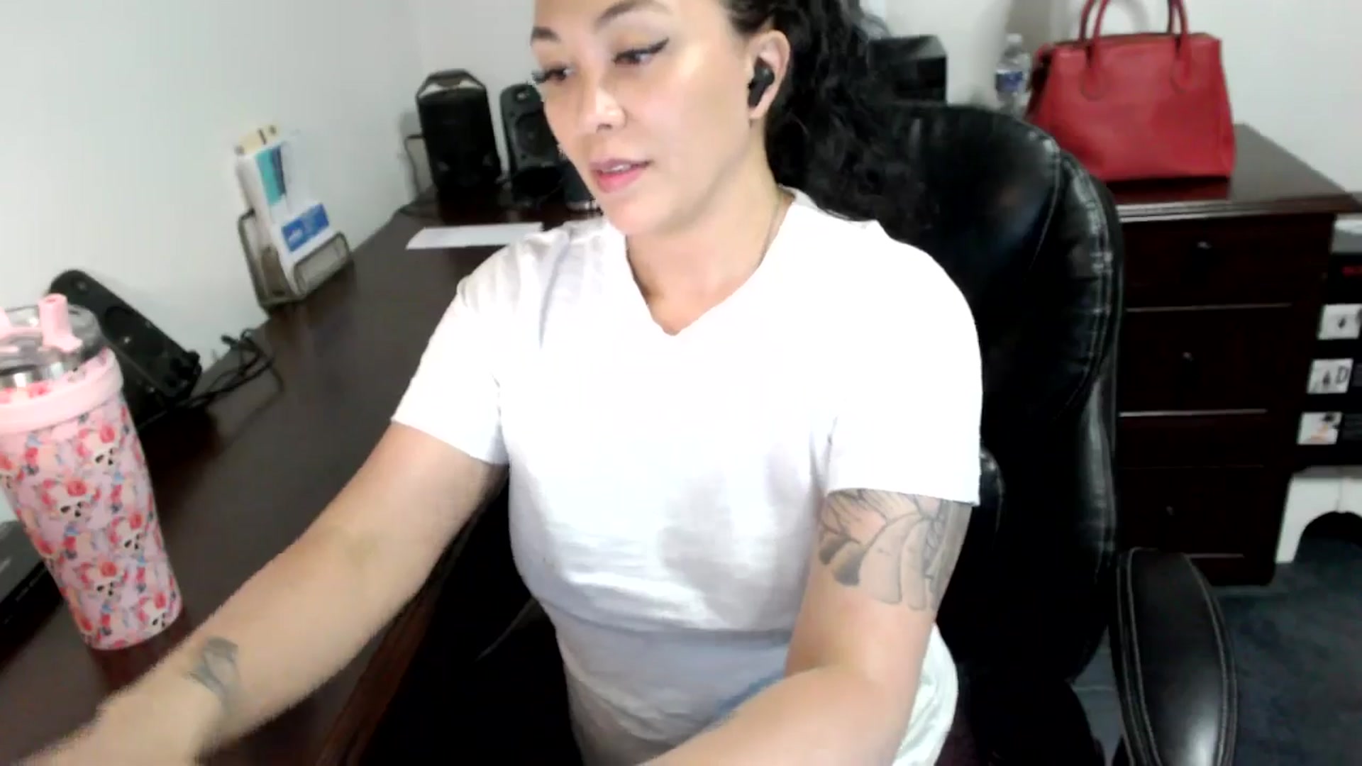 Gallery image thumbnail from MickaylaMoon's myfreecams stream on, 06/18/2024, 18:19 image 17 of 20