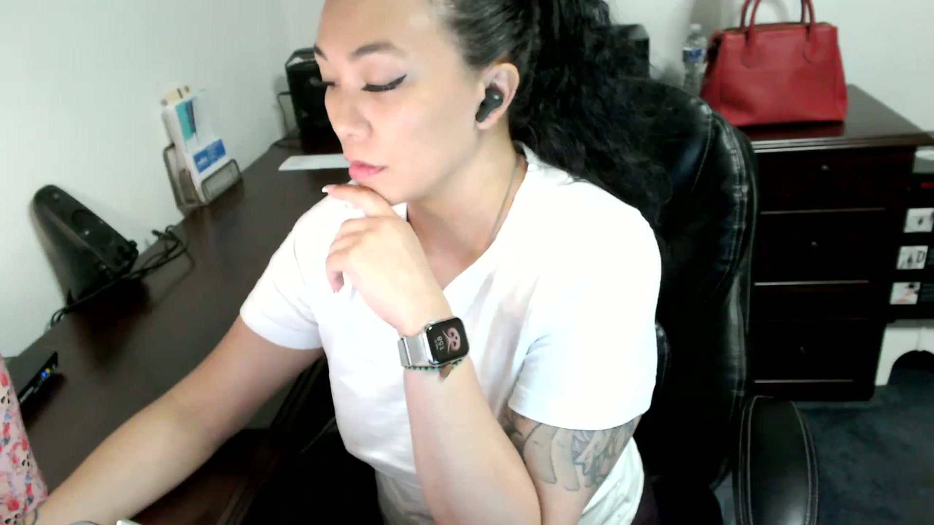 Gallery image thumbnail from MickaylaMoon's myfreecams stream on, 06/18/2024, 18:19 image 9 of 20