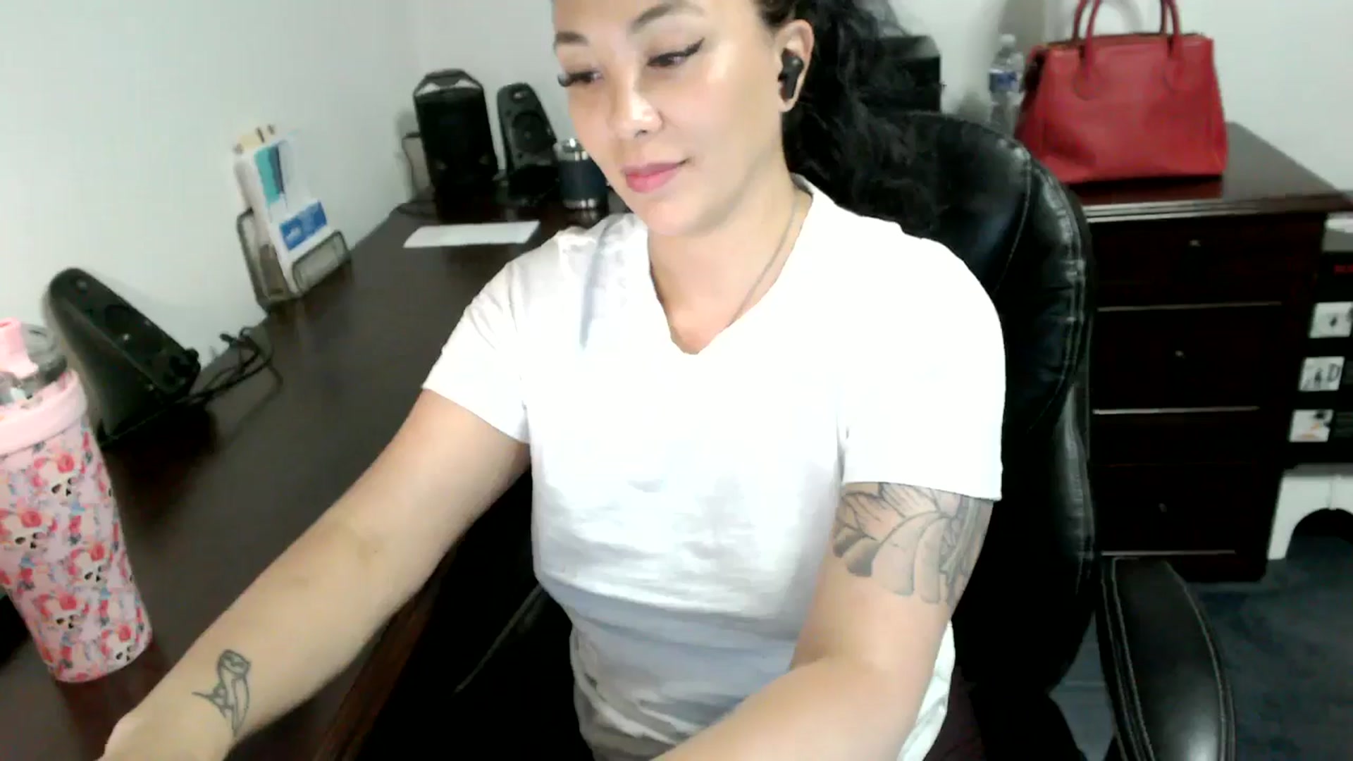 Gallery image thumbnail from MickaylaMoon's myfreecams stream on, 06/18/2024, 20:25 image 3 of 20