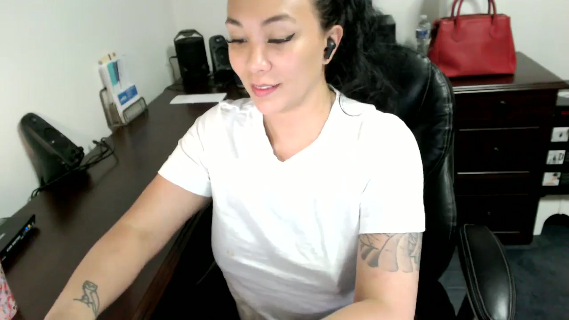 Gallery image thumbnail from MickaylaMoon's myfreecams stream on, 06/18/2024, 20:25 image 14 of 20
