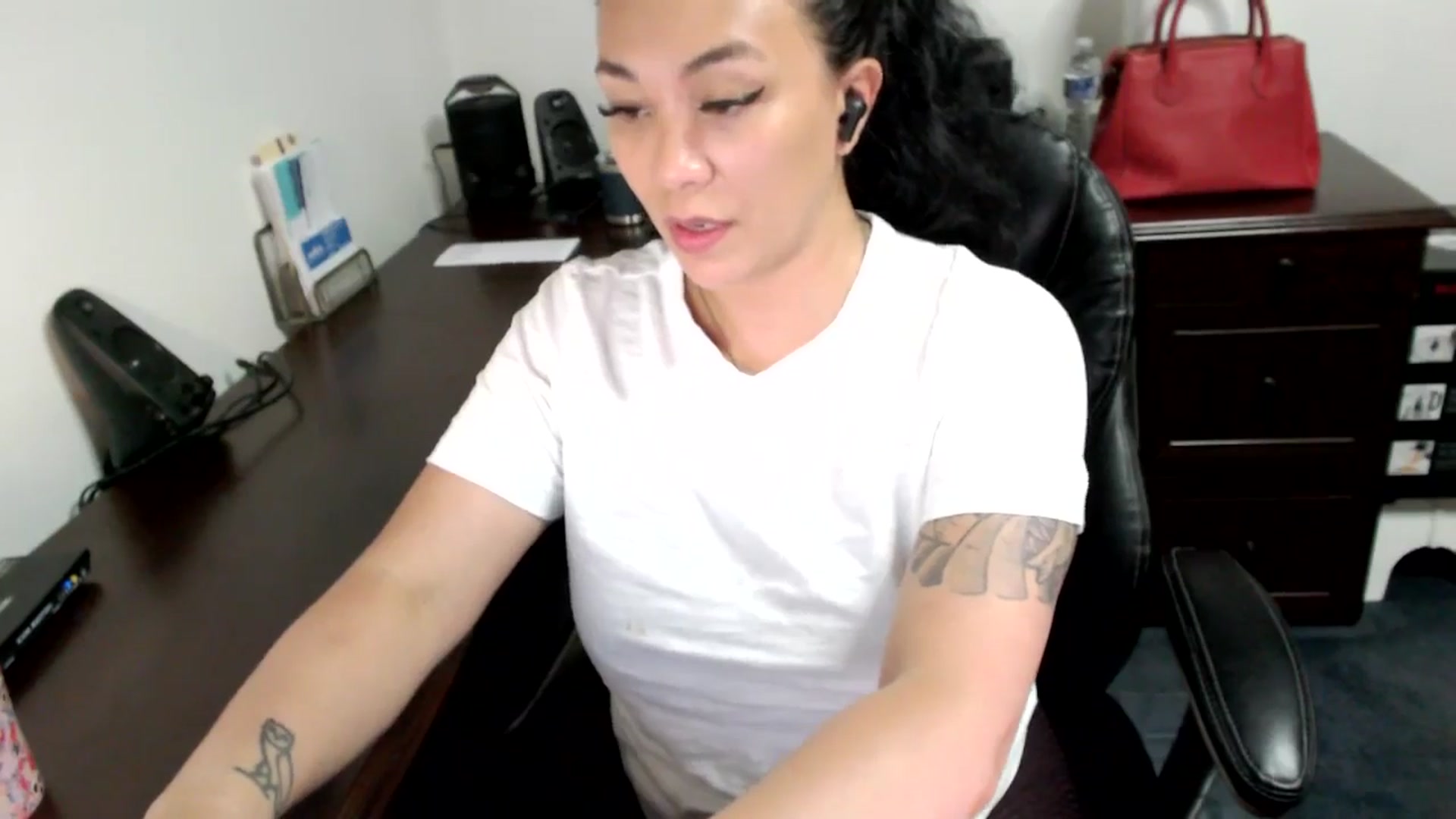 Gallery image thumbnail from MickaylaMoon's myfreecams stream on, 06/18/2024, 20:25 image 13 of 20