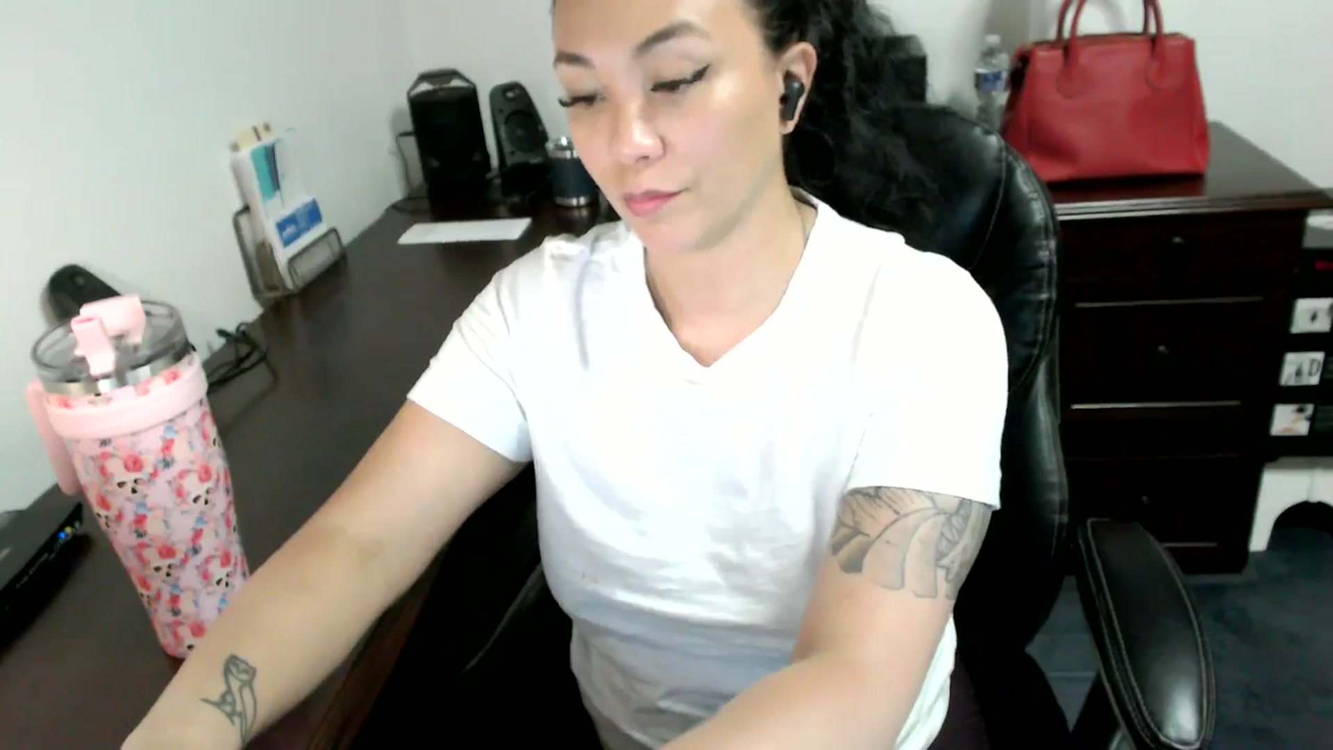 Gallery image thumbnail from MickaylaMoon's myfreecams stream on, 06/18/2024, 20:25 image 16 of 20