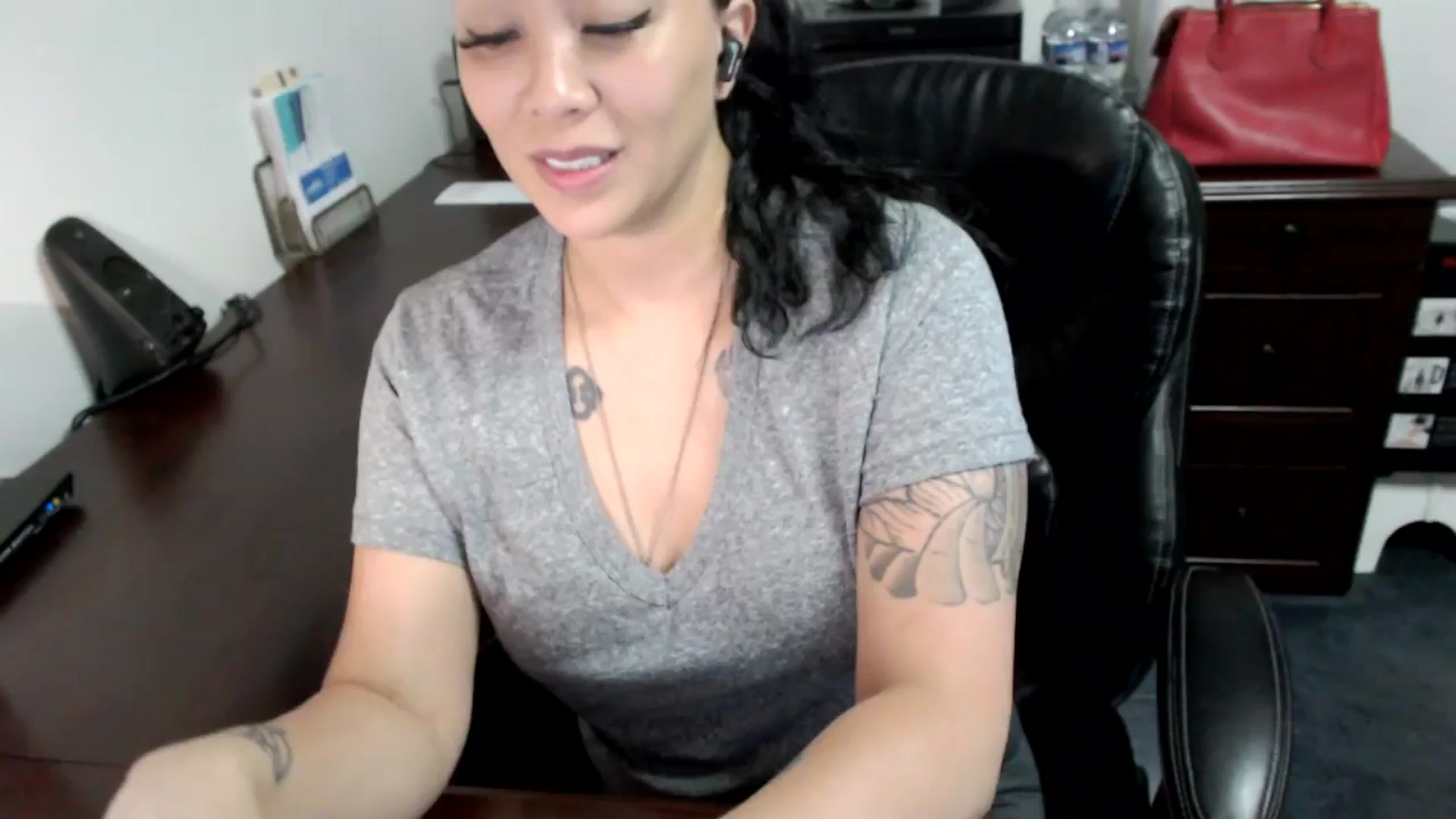 Gallery image thumbnail from MickaylaMoon's myfreecams stream on, 06/19/2024, 14:29 image 1 of 20