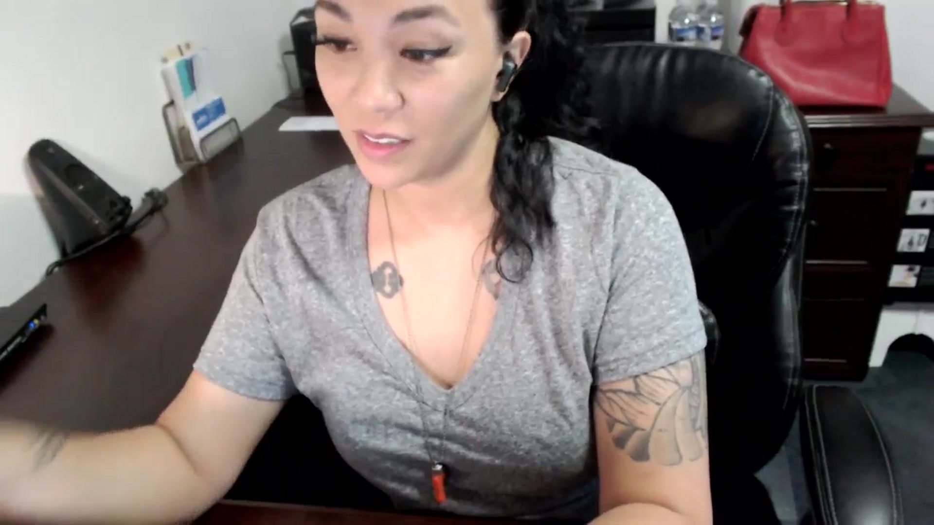 Gallery image thumbnail from MickaylaMoon's myfreecams stream on, 06/19/2024, 14:29 image 6 of 20