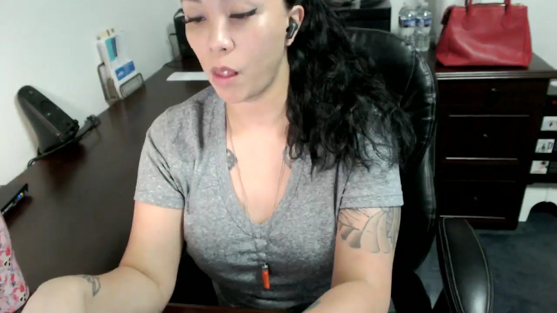 Gallery image thumbnail from MickaylaMoon's myfreecams stream on, 06/19/2024, 14:29 image 13 of 20
