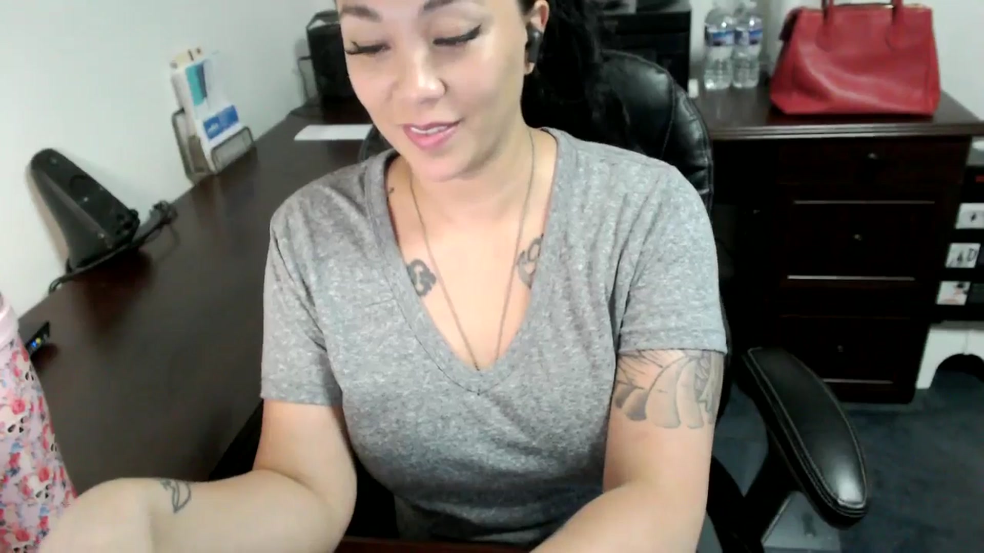 Gallery image thumbnail from MickaylaMoon's myfreecams stream on, 06/19/2024, 15:06 image 12 of 20