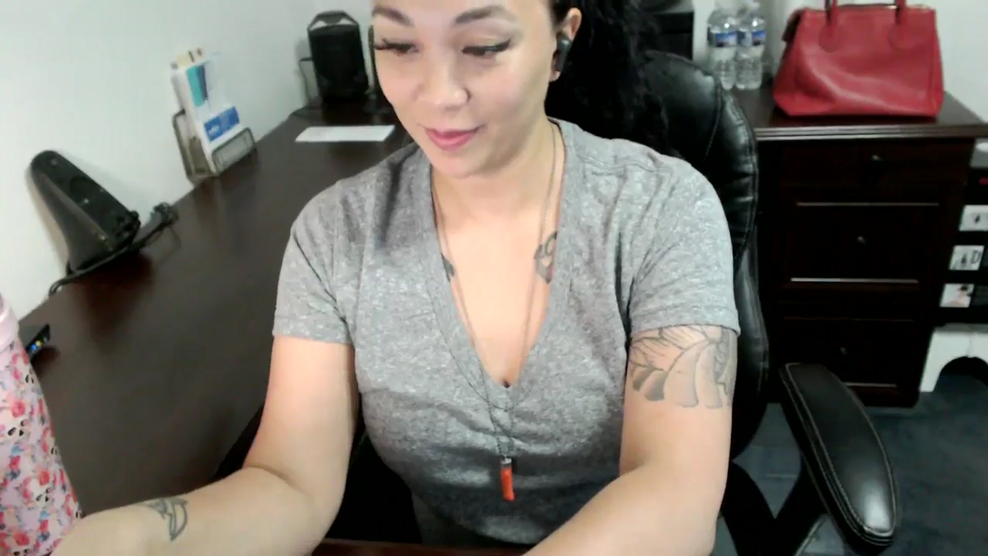 Gallery image thumbnail from MickaylaMoon's myfreecams stream on, 06/19/2024, 15:06 image 10 of 20