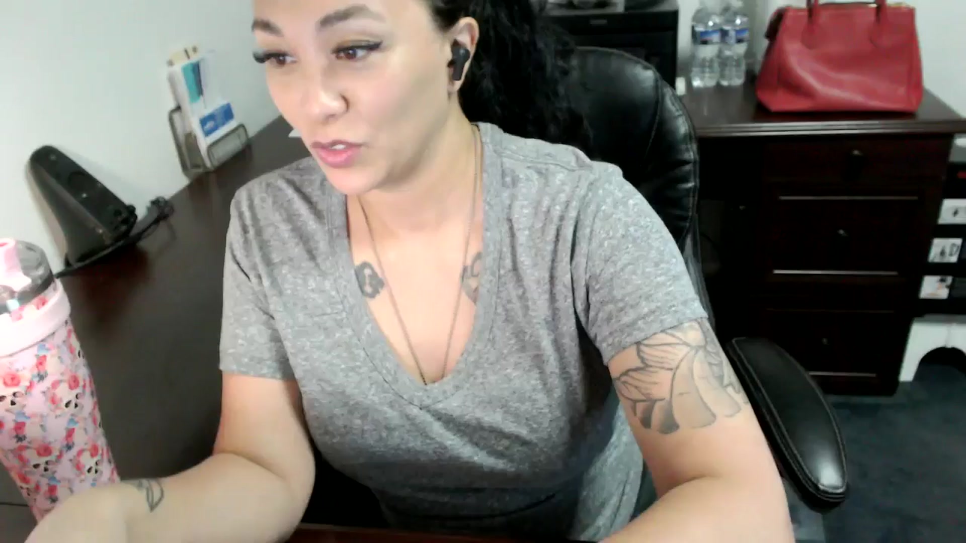 Gallery image thumbnail from MickaylaMoon's myfreecams stream on, 06/19/2024, 15:06 image 15 of 20