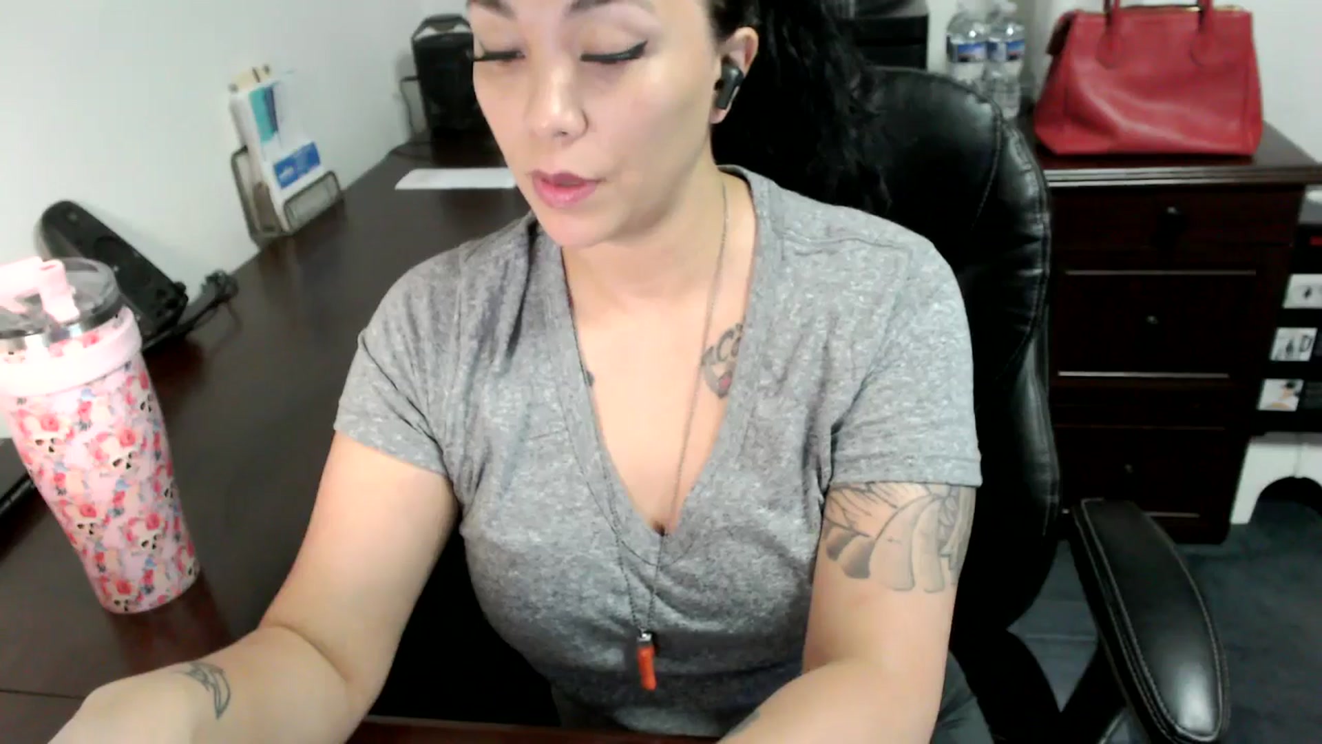 Gallery image thumbnail from MickaylaMoon's myfreecams stream on, 06/19/2024, 15:06 image 4 of 20