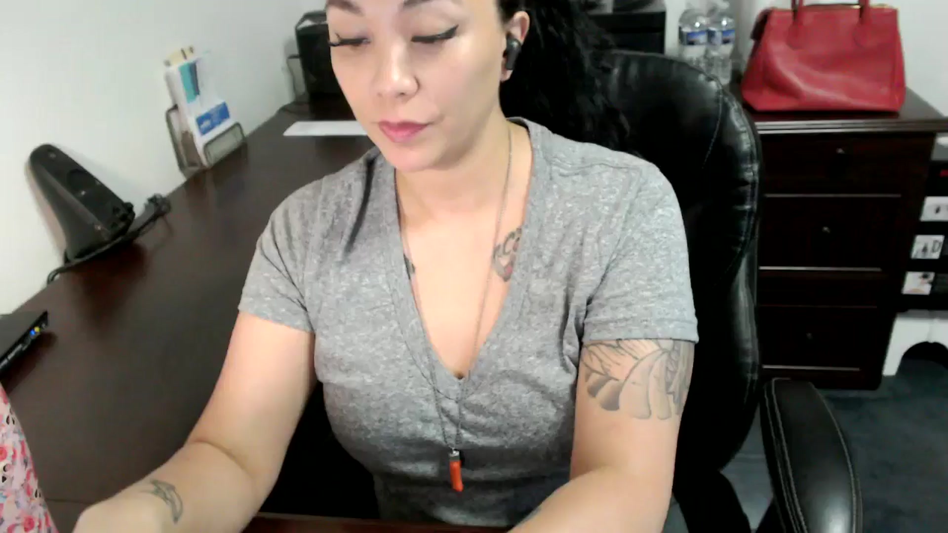 Gallery image thumbnail from MickaylaMoon's myfreecams stream on, 06/19/2024, 15:06 image 6 of 20