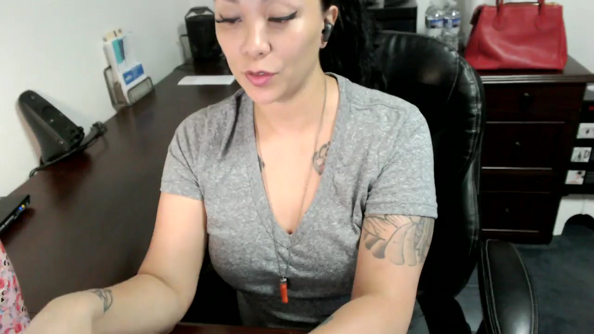 Gallery image thumbnail from MickaylaMoon's myfreecams stream on, 06/19/2024, 15:06 image 7 of 20