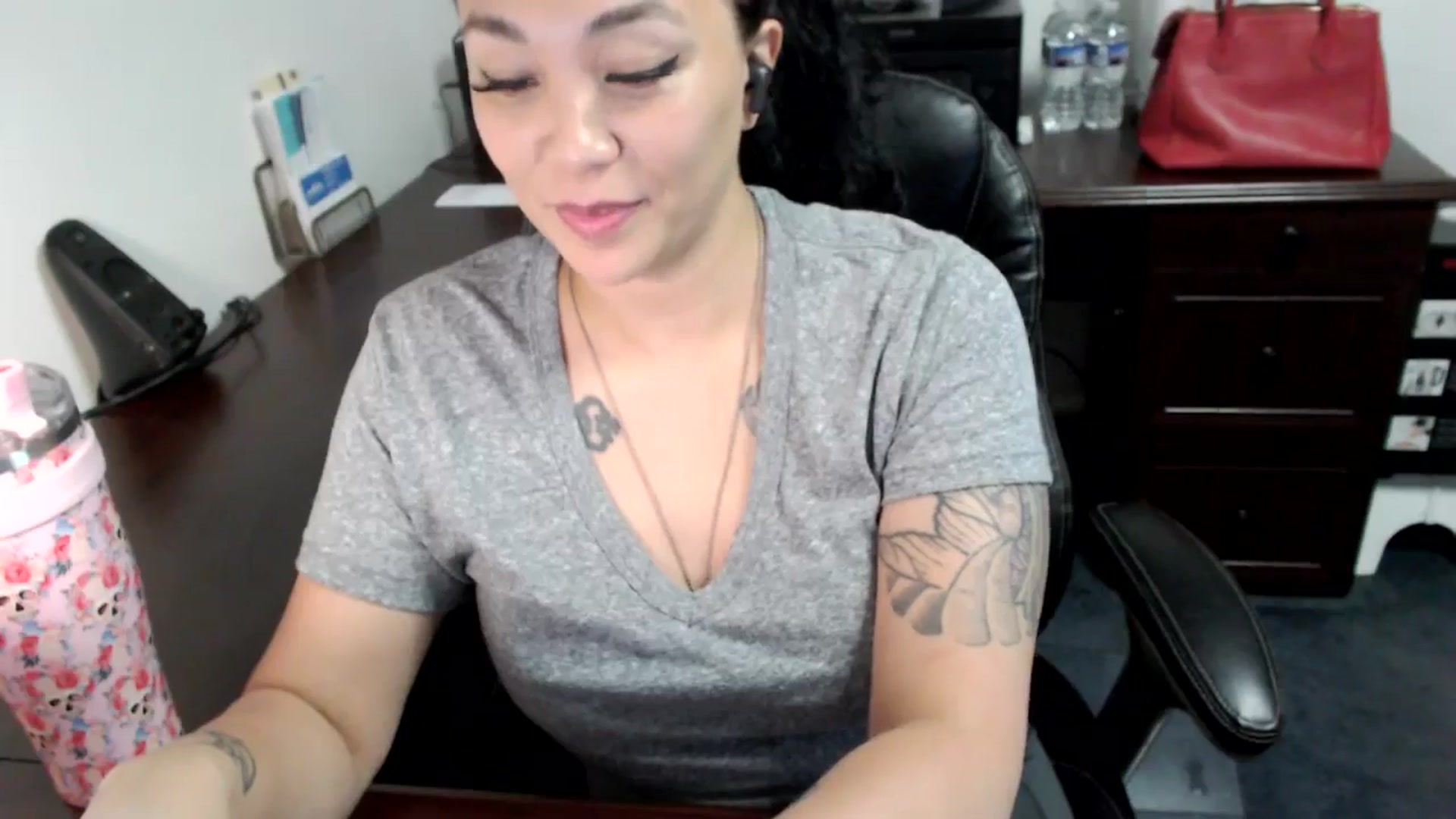 Gallery image thumbnail from MickaylaMoon's myfreecams stream on, 06/19/2024, 15:06 image 16 of 20