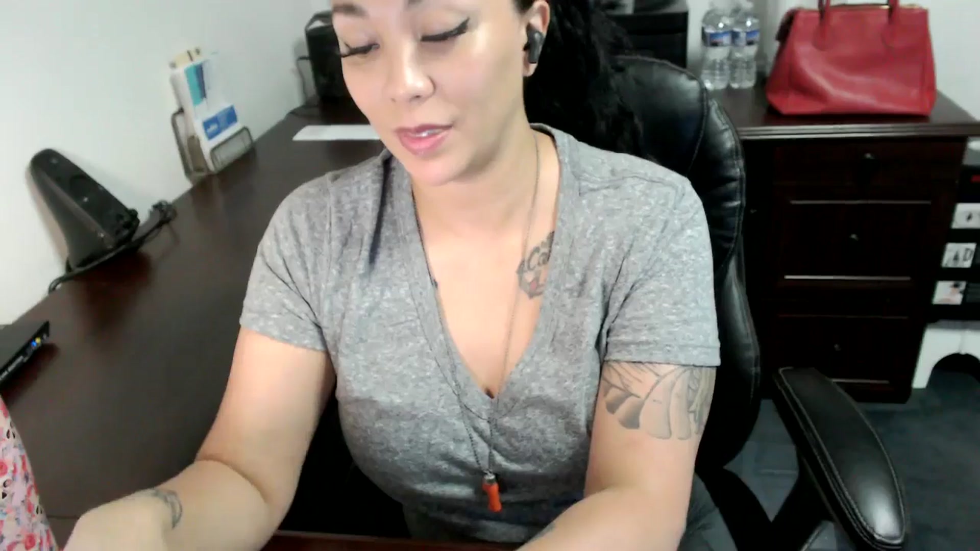 Gallery image thumbnail from MickaylaMoon's myfreecams stream on, 06/19/2024, 15:06 image 9 of 20