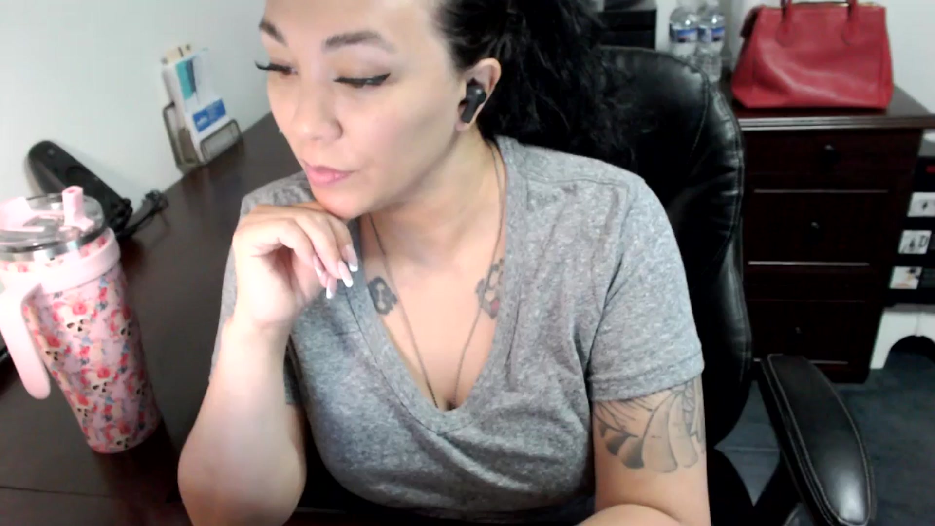 Gallery image thumbnail from MickaylaMoon's myfreecams stream on, 06/19/2024, 15:31 image 7 of 20