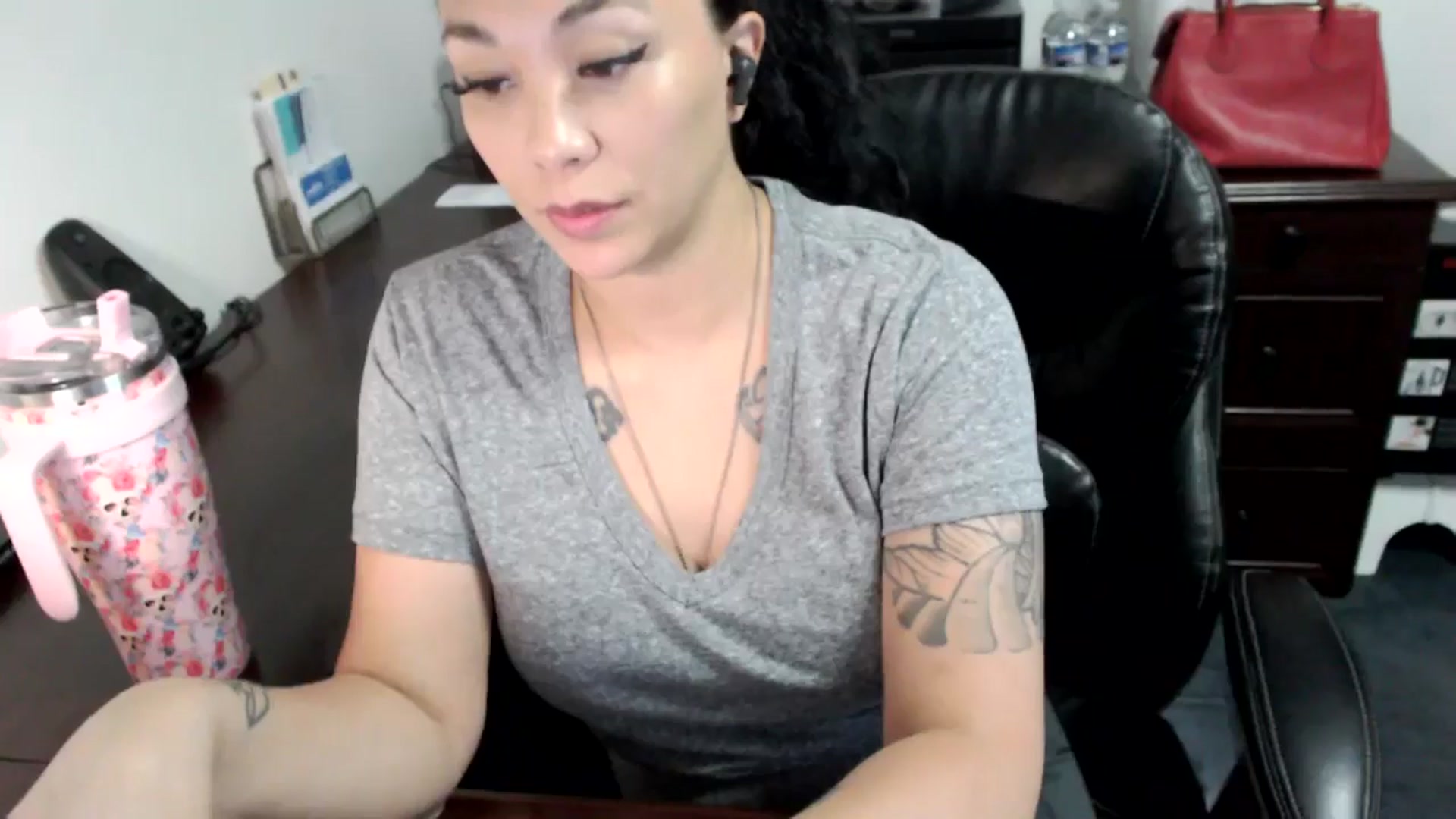 Gallery image thumbnail from MickaylaMoon's myfreecams stream on, 06/19/2024, 15:31 image 5 of 20