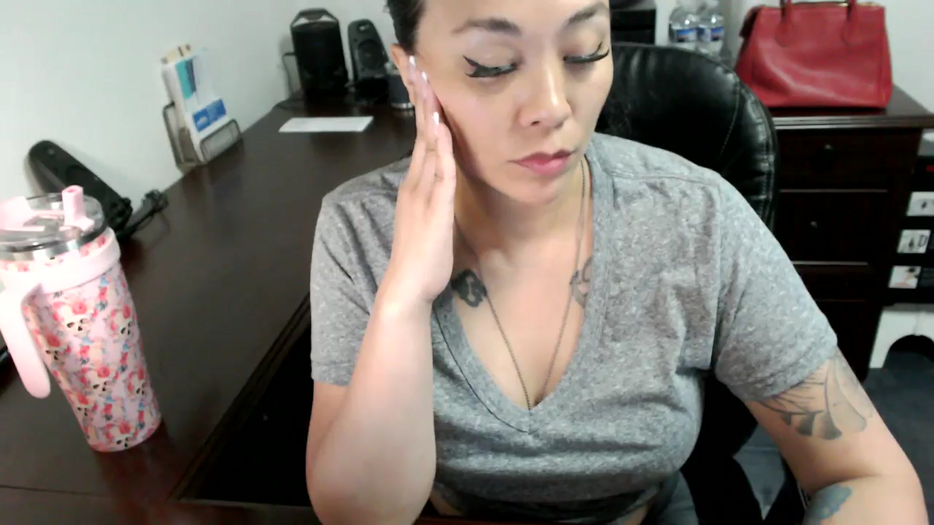 Gallery image thumbnail from MickaylaMoon's myfreecams stream on, 06/19/2024, 15:31 image 15 of 20