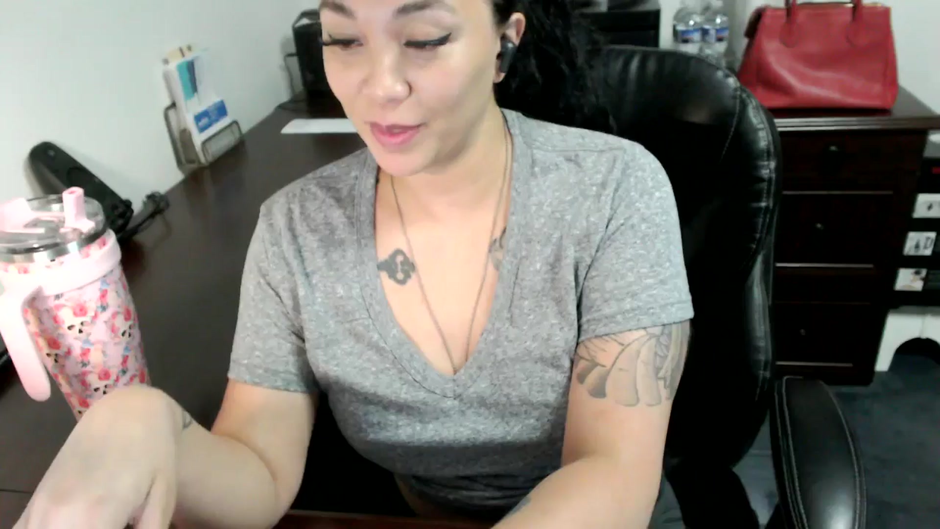 Gallery image thumbnail from MickaylaMoon's myfreecams stream on, 06/19/2024, 15:31 image 11 of 20