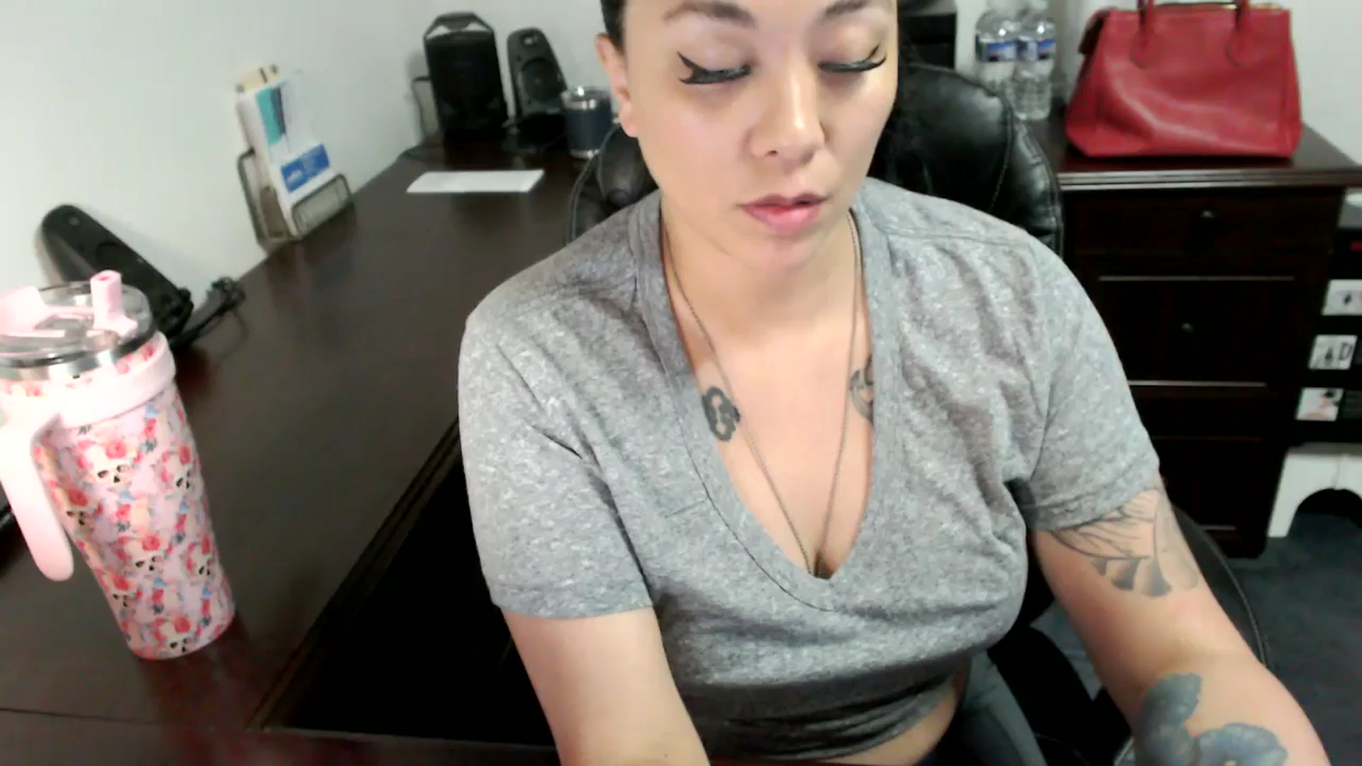 Gallery image thumbnail from MickaylaMoon's myfreecams stream on, 06/19/2024, 15:31 image 18 of 20