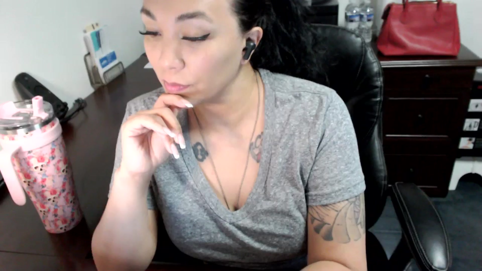 Gallery image thumbnail from MickaylaMoon's myfreecams stream on, 06/19/2024, 15:31 image 8 of 20