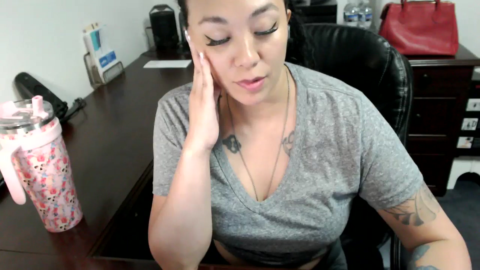Gallery image thumbnail from MickaylaMoon's myfreecams stream on, 06/19/2024, 15:31 image 10 of 20