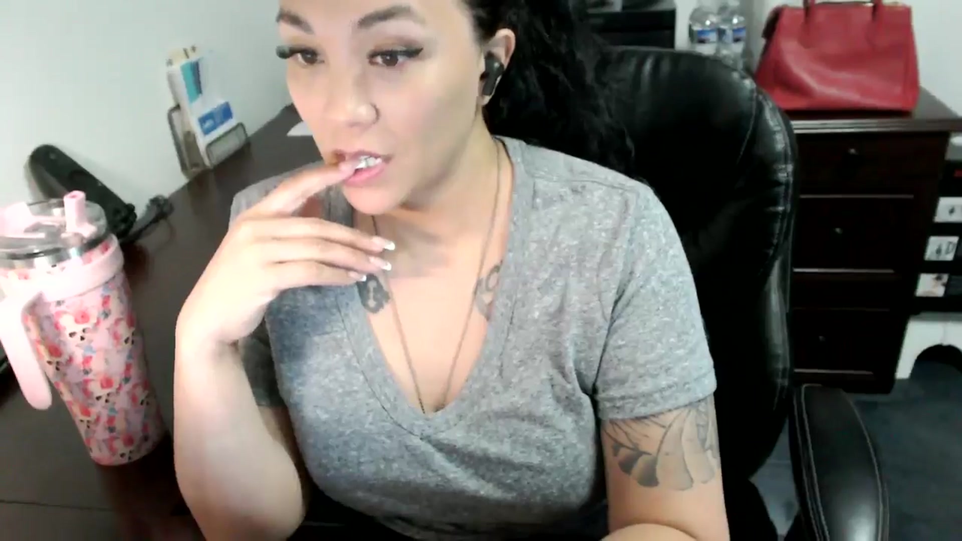 Gallery image thumbnail from MickaylaMoon's myfreecams stream on, 06/19/2024, 15:31 image 6 of 20