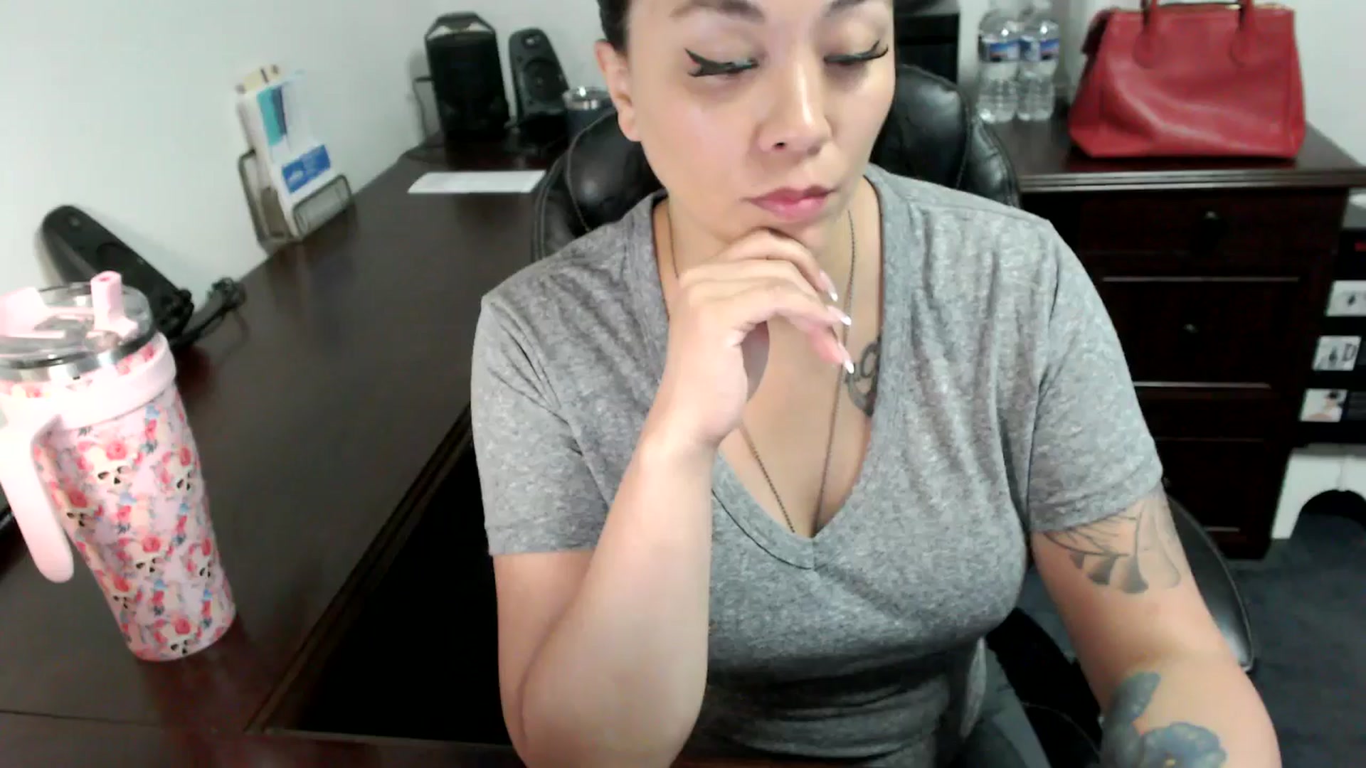 Gallery image thumbnail from MickaylaMoon's myfreecams stream on, 06/19/2024, 15:31 image 1 of 20