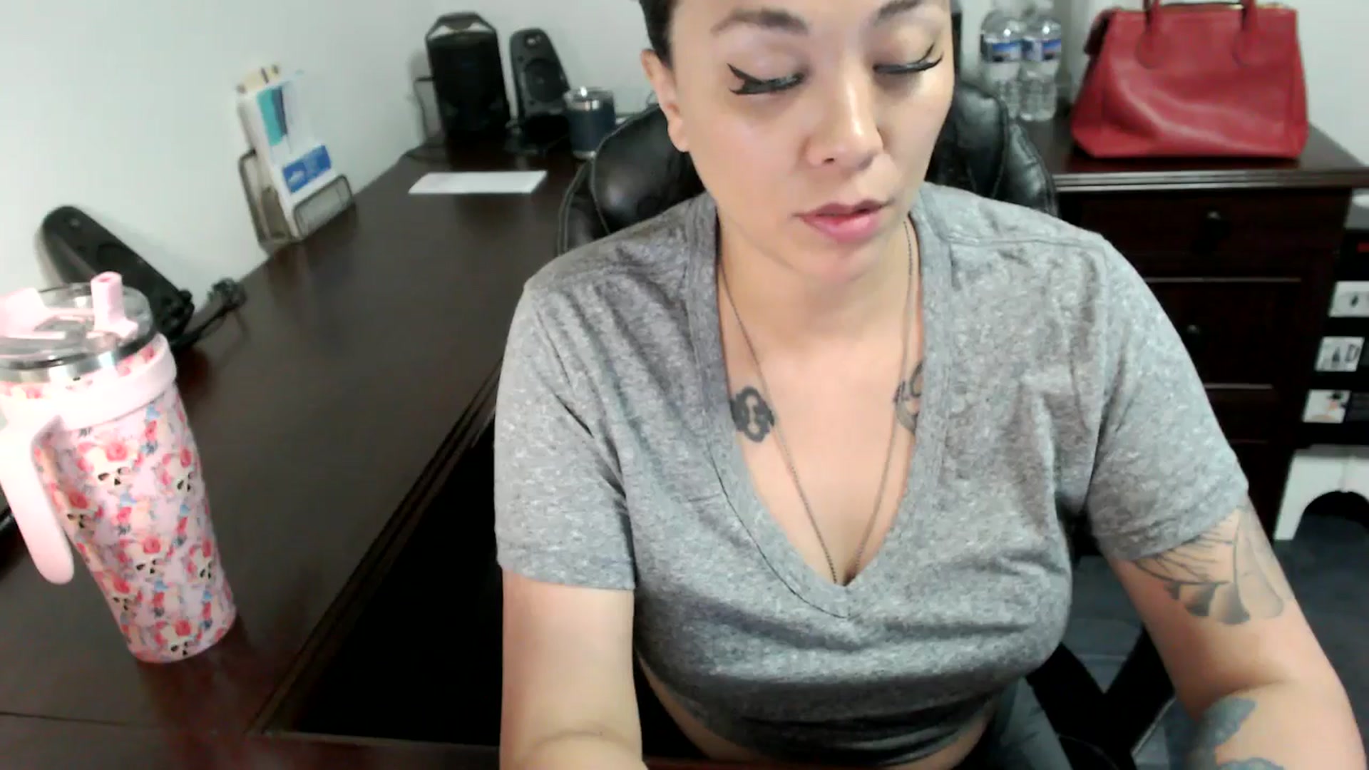 Gallery image thumbnail from MickaylaMoon's myfreecams stream on, 06/19/2024, 15:31 image 13 of 20