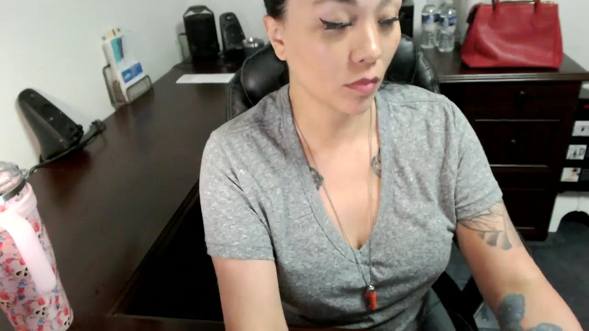 Gallery image thumbnail from MickaylaMoon's myfreecams stream on, 06/19/2024, 15:54 image 3 of 20