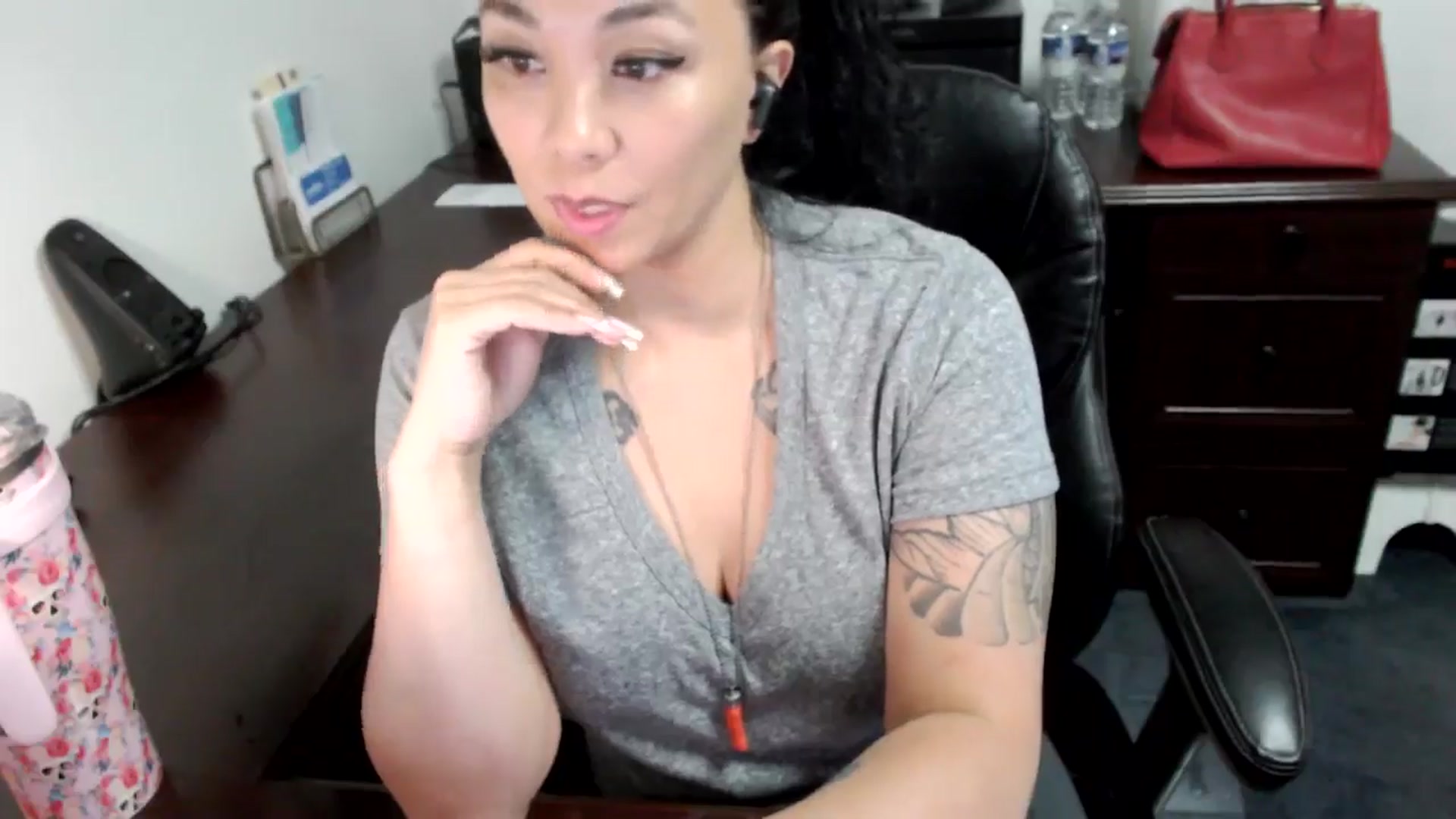 Gallery image thumbnail from MickaylaMoon's myfreecams stream on, 06/19/2024, 15:54 image 10 of 20