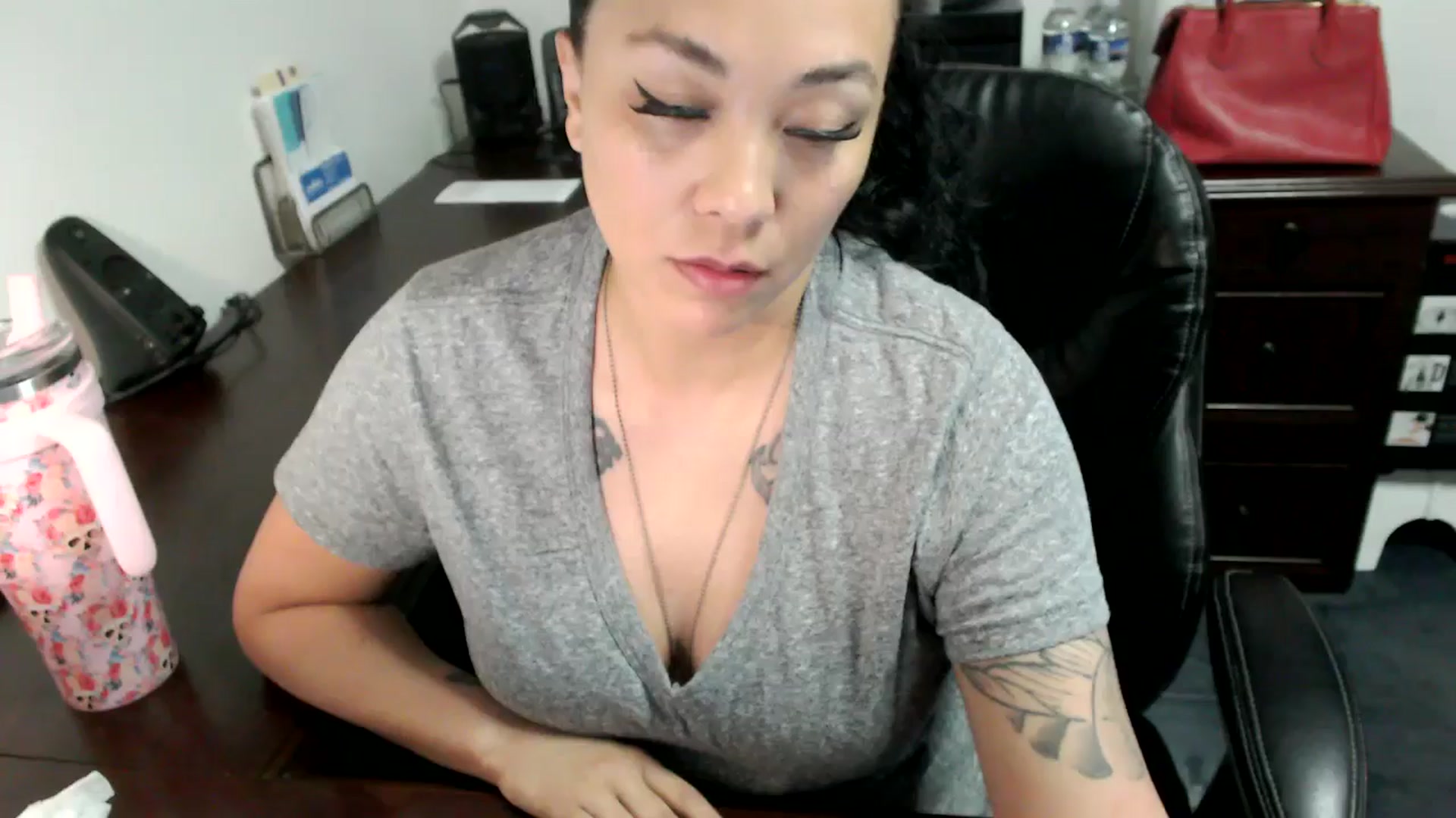 Gallery image thumbnail from MickaylaMoon's myfreecams stream on, 06/19/2024, 16:44 image 6 of 20