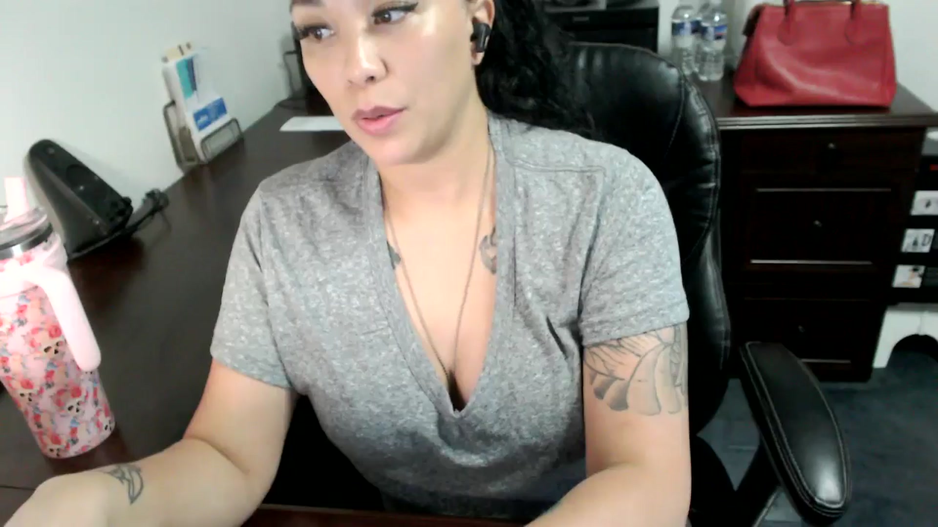Gallery image thumbnail from MickaylaMoon's myfreecams stream on, 06/19/2024, 16:44 image 5 of 20