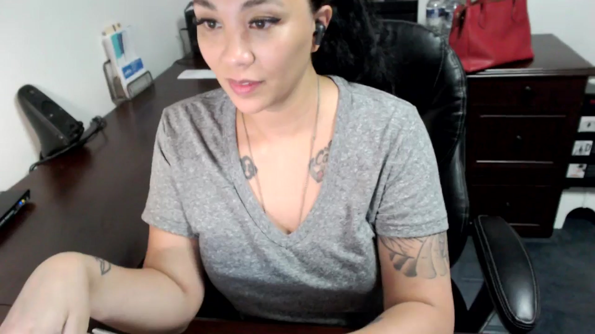Gallery image thumbnail from MickaylaMoon's myfreecams stream on, 06/19/2024, 19:24 image 19 of 20