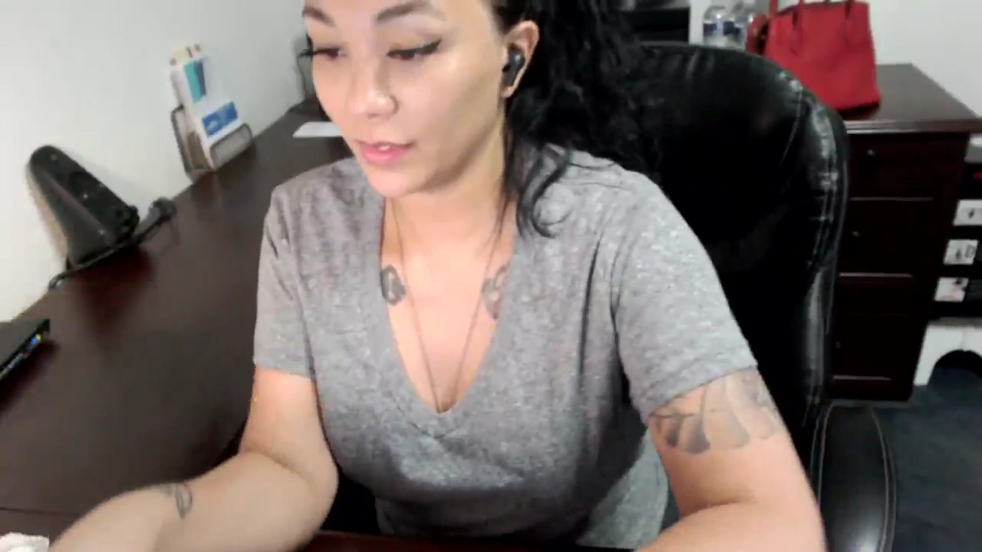 Gallery image thumbnail from MickaylaMoon's myfreecams stream on, 06/19/2024, 19:24 image 4 of 20