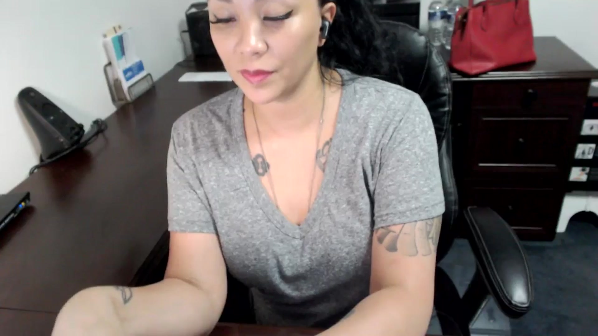 Gallery image thumbnail from MickaylaMoon's myfreecams stream on, 06/19/2024, 19:24 image 14 of 20
