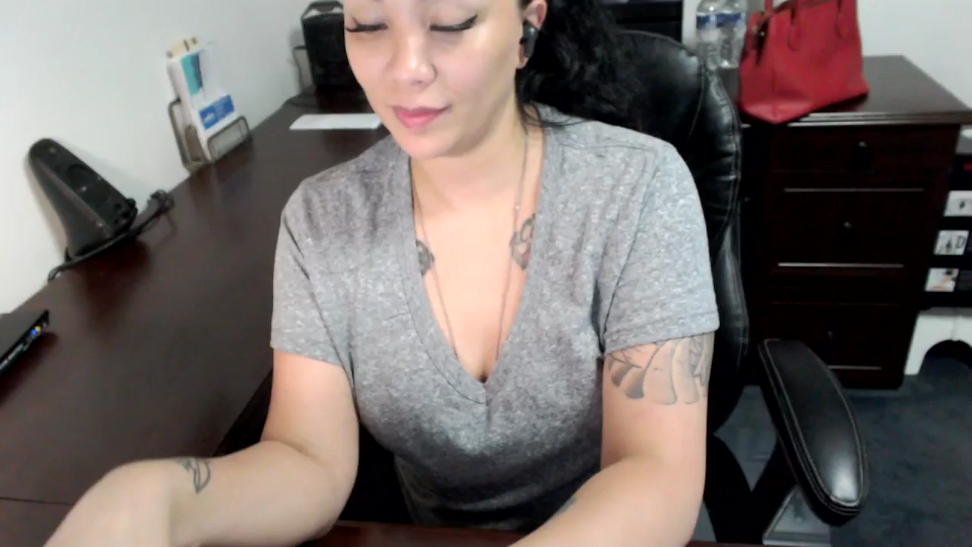 Gallery image thumbnail from MickaylaMoon's myfreecams stream on, 06/19/2024, 19:47 image 13 of 20