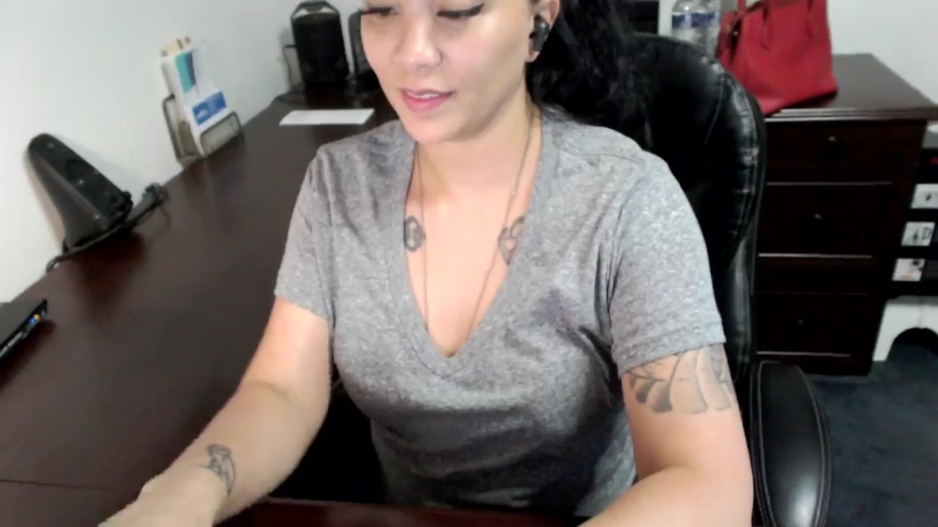 Gallery image thumbnail from MickaylaMoon's myfreecams stream on, 06/19/2024, 19:47 image 4 of 20