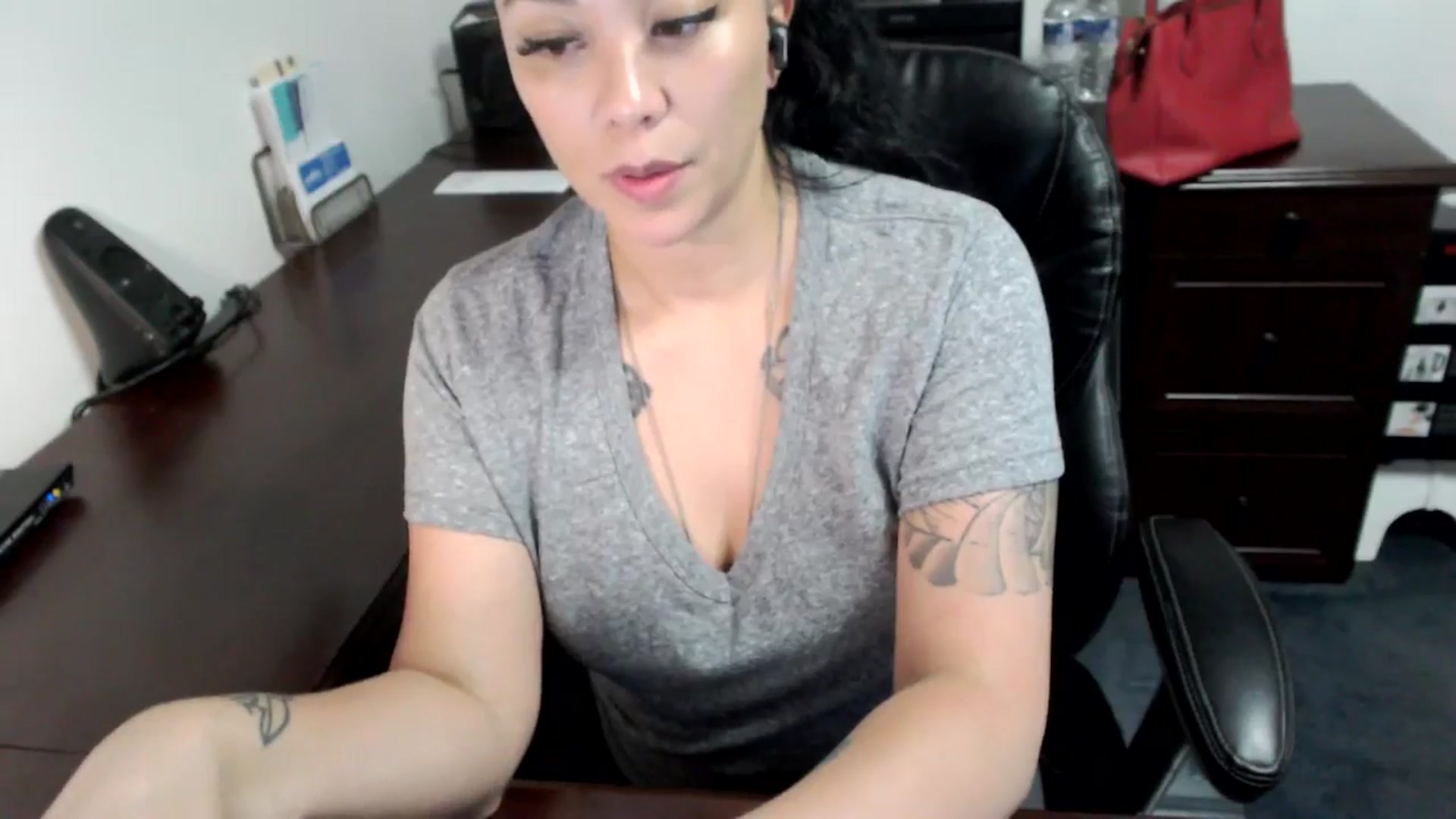 Gallery image thumbnail from MickaylaMoon's myfreecams stream on, 06/19/2024, 19:47 image 16 of 20