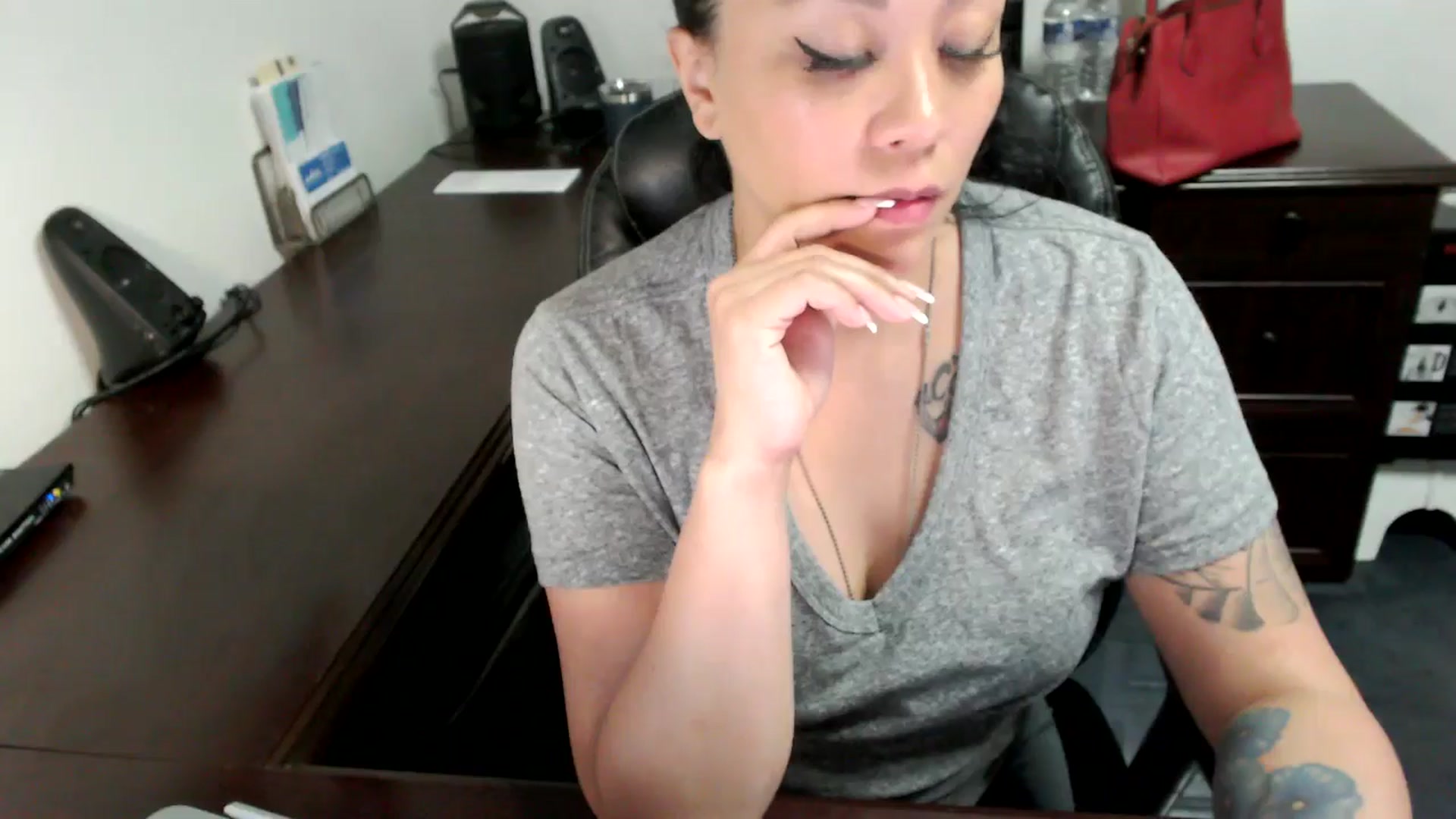 Gallery image thumbnail from MickaylaMoon's myfreecams stream on, 06/19/2024, 19:47 image 17 of 20