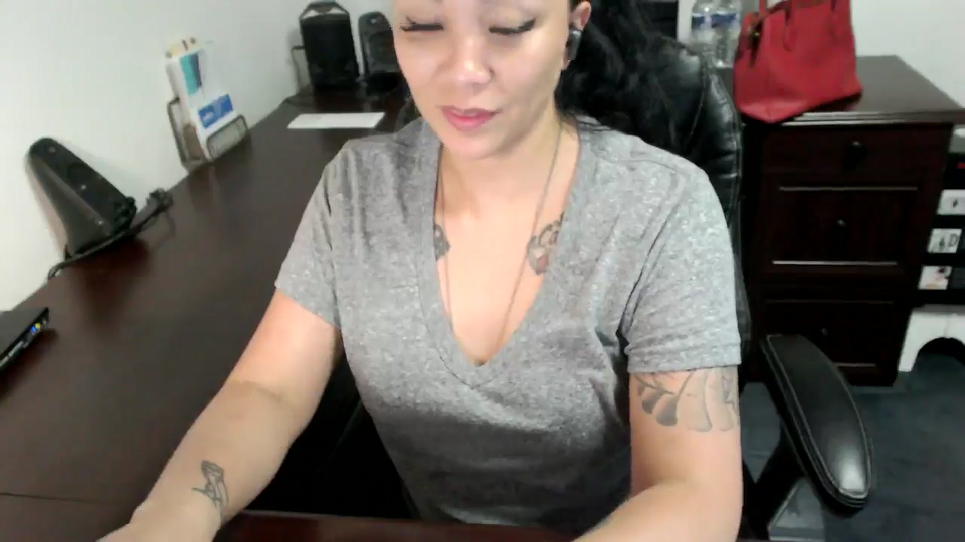 Gallery image thumbnail from MickaylaMoon's myfreecams stream on, 06/19/2024, 19:47 image 6 of 20