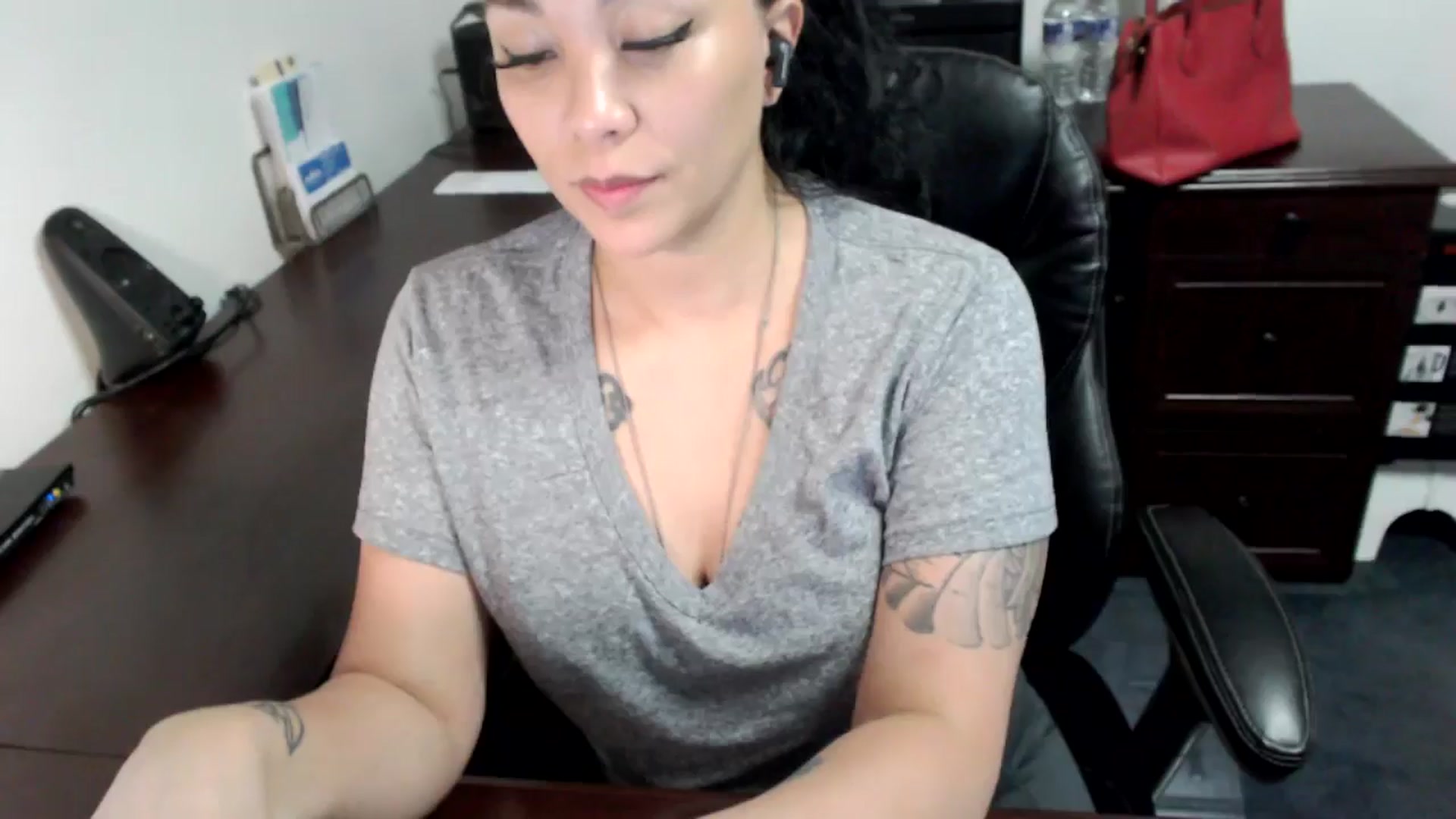 Gallery image thumbnail from MickaylaMoon's myfreecams stream on, 06/19/2024, 19:47 image 2 of 20