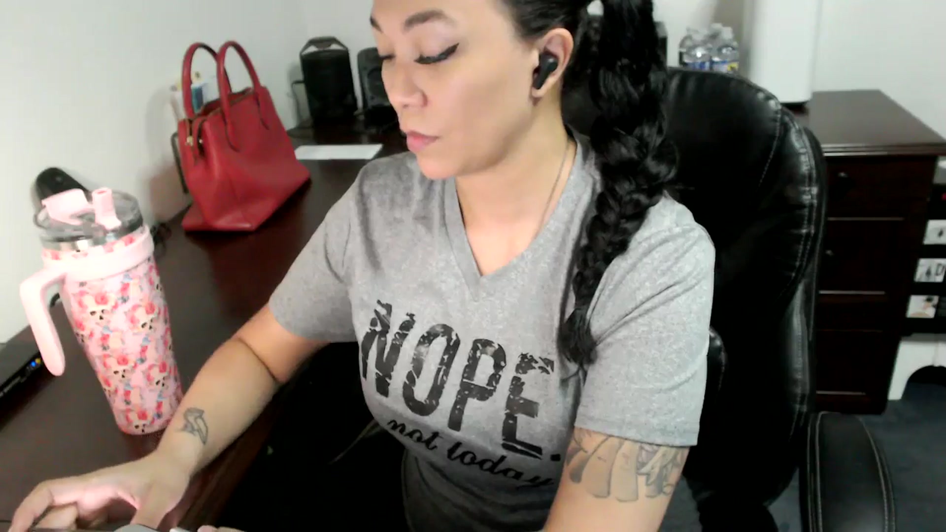 Gallery image thumbnail from MickaylaMoon's myfreecams stream on, 06/20/2024, 13:46 image 7 of 20