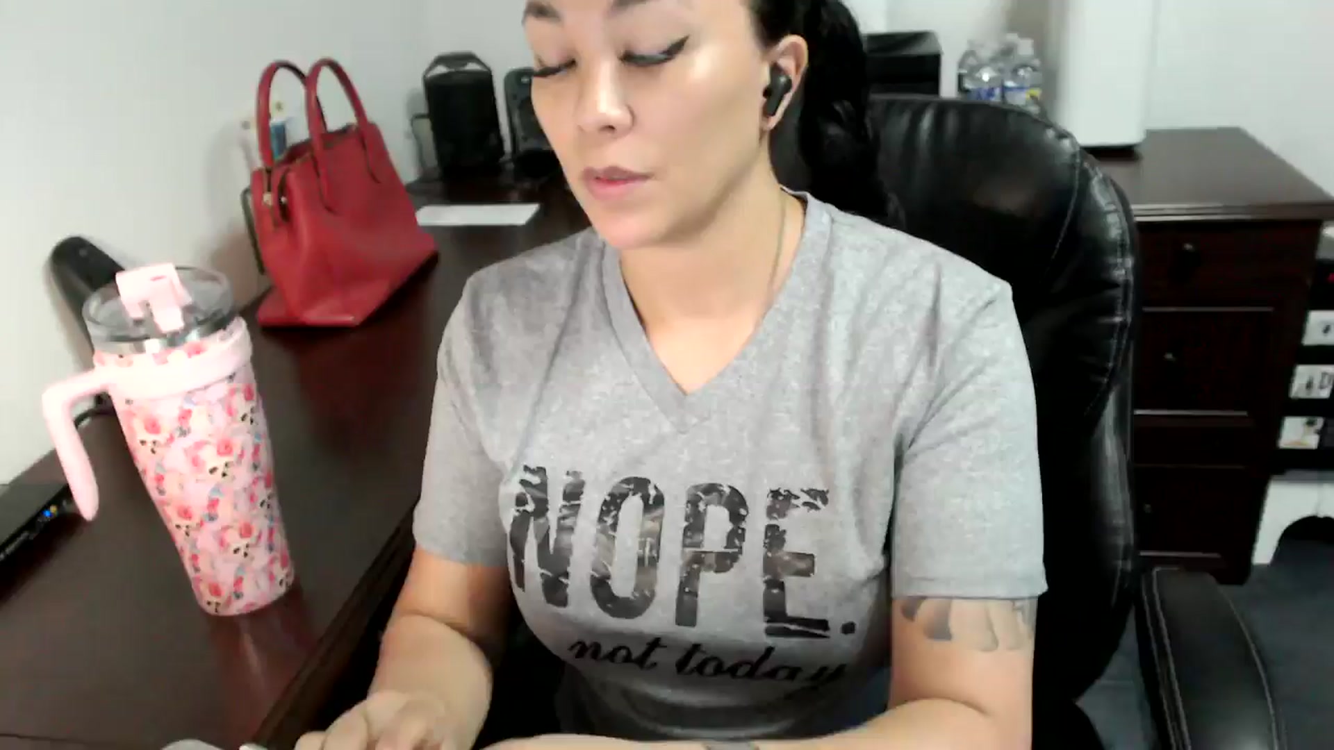 Gallery image thumbnail from MickaylaMoon's myfreecams stream on, 06/20/2024, 13:46 image 13 of 20