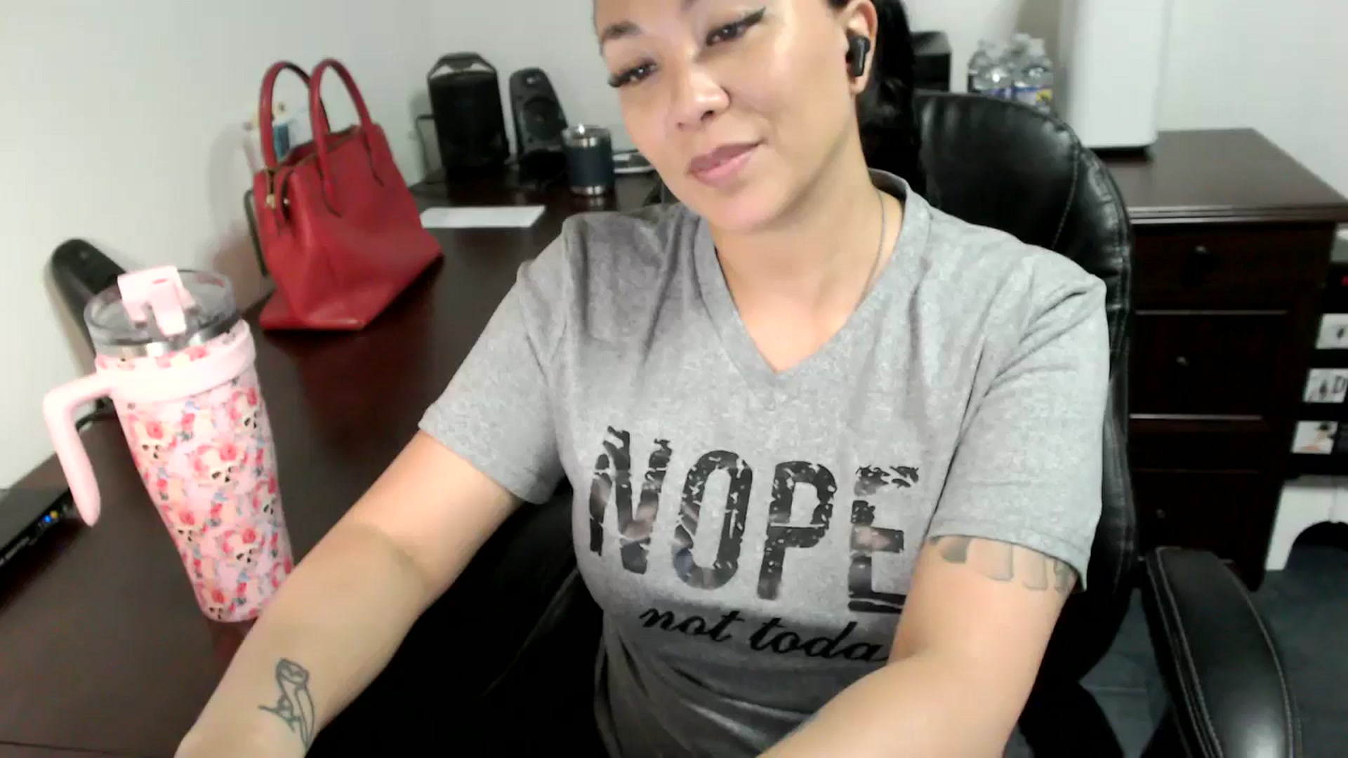 Gallery image thumbnail from MickaylaMoon's myfreecams stream on, 06/20/2024, 13:46 image 17 of 20