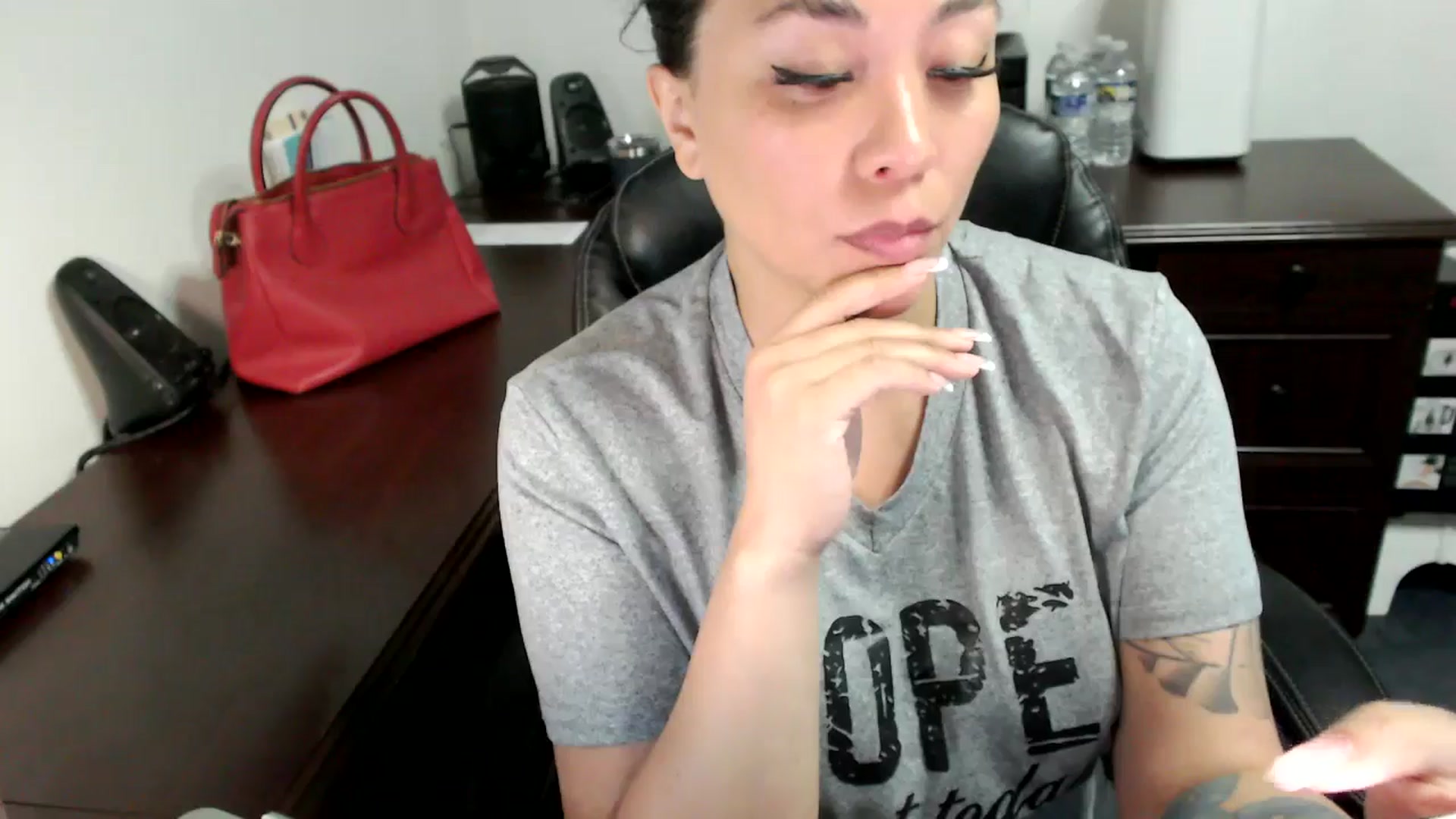 Gallery image thumbnail from MickaylaMoon's myfreecams stream on, 06/20/2024, 16:11 image 17 of 20