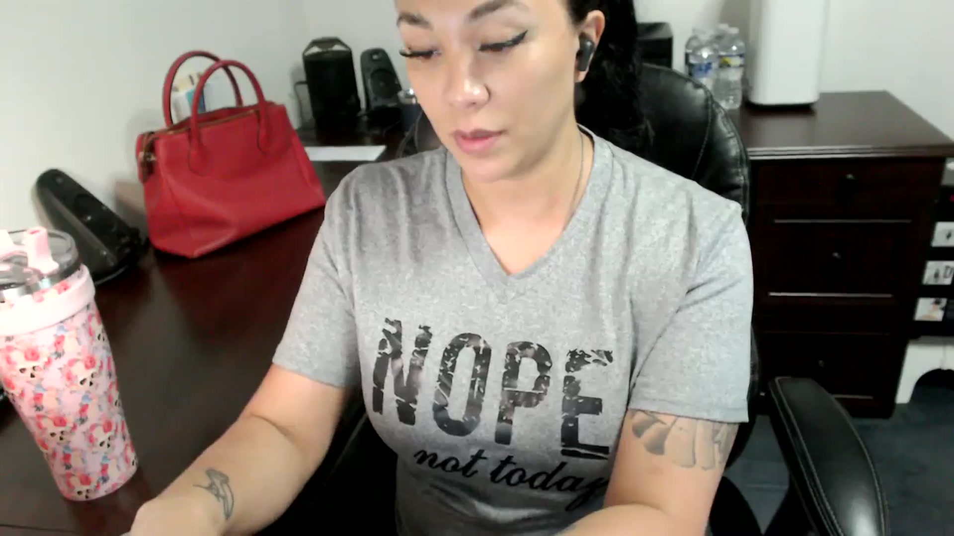 Gallery image thumbnail from MickaylaMoon's myfreecams stream on, 06/20/2024, 16:11 image 12 of 20