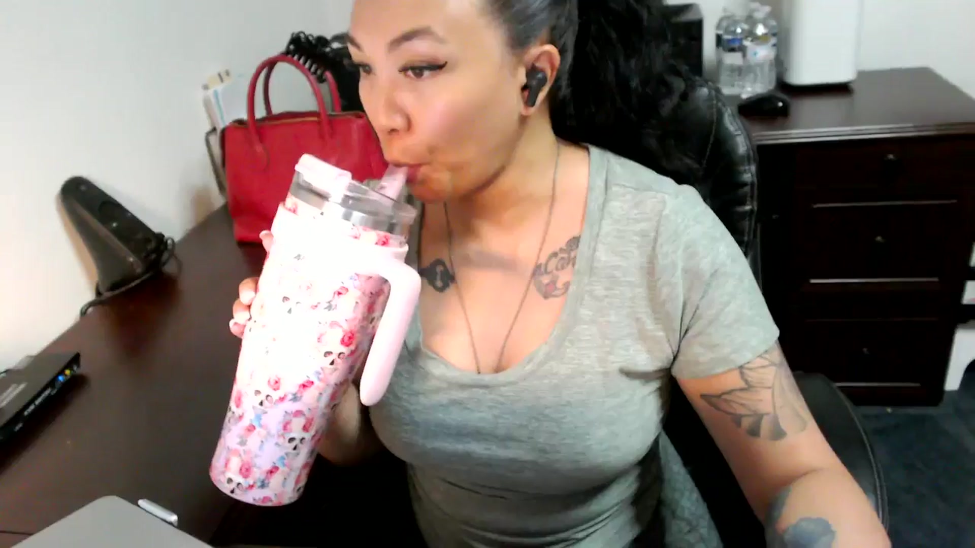 Gallery image thumbnail from MickaylaMoon's myfreecams stream on, 06/24/2024, 15:16 image 7 of 20