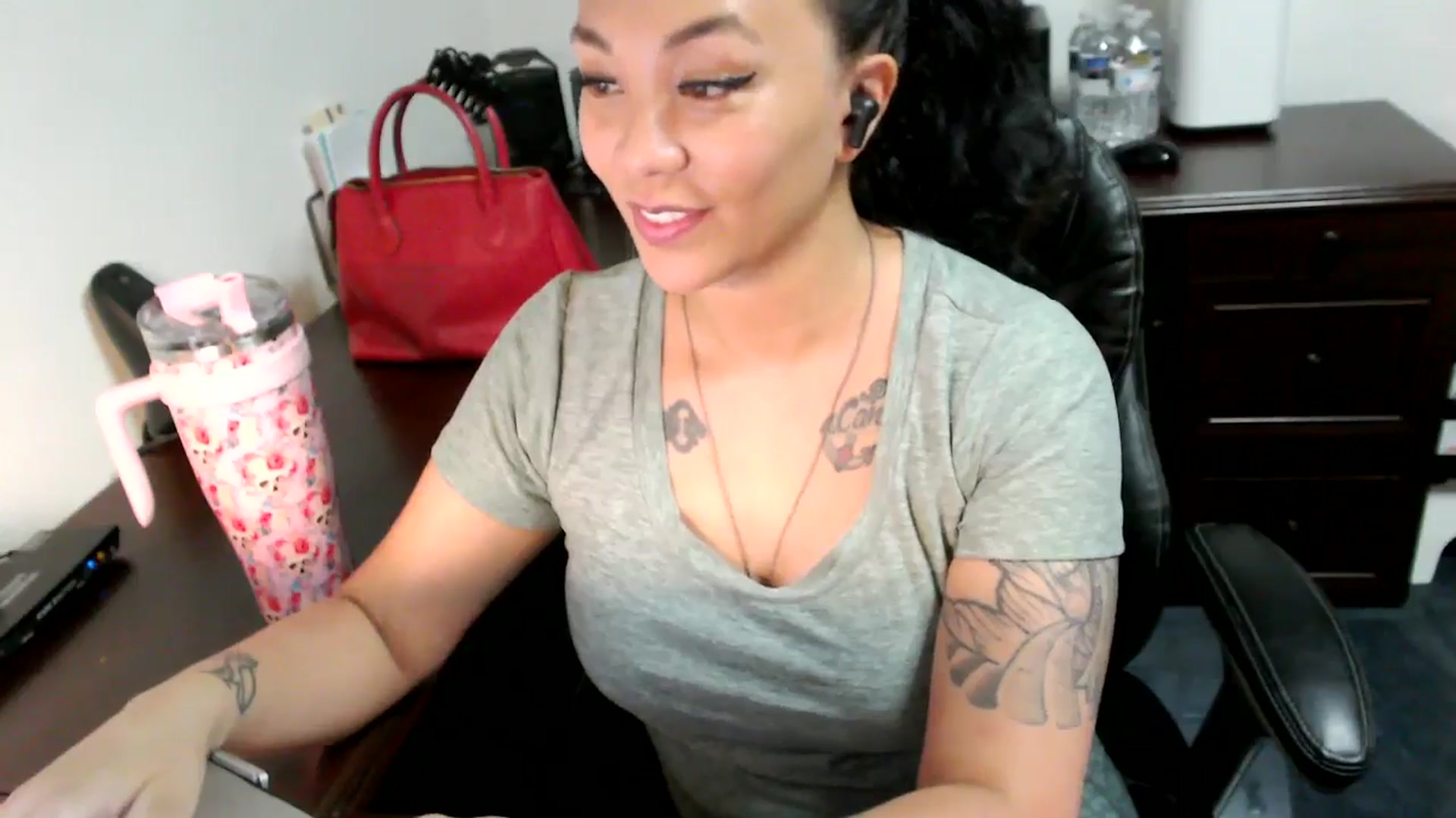 Gallery image thumbnail from MickaylaMoon's myfreecams stream on, 06/24/2024, 15:16 image 17 of 20