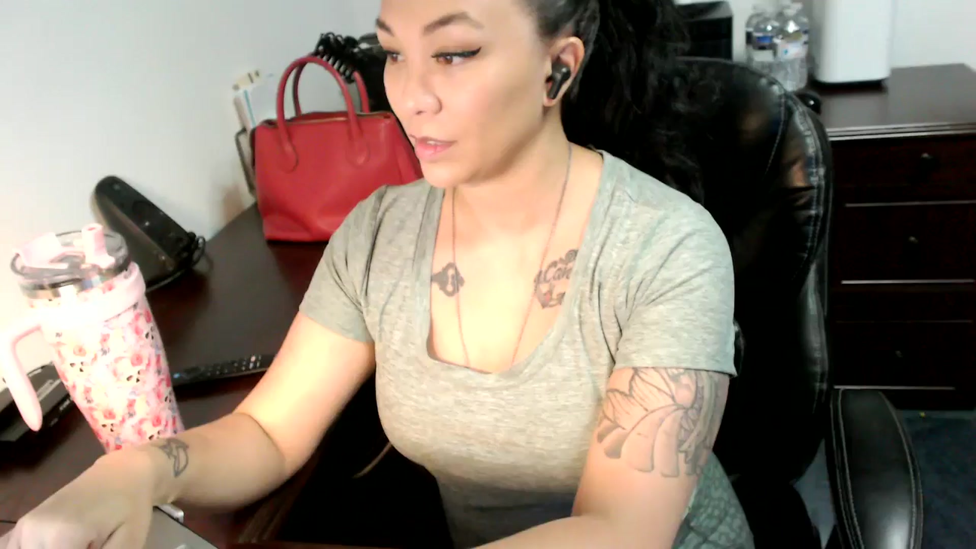 Gallery image thumbnail from MickaylaMoon's myfreecams stream on, 06/24/2024, 15:16 image 2 of 20