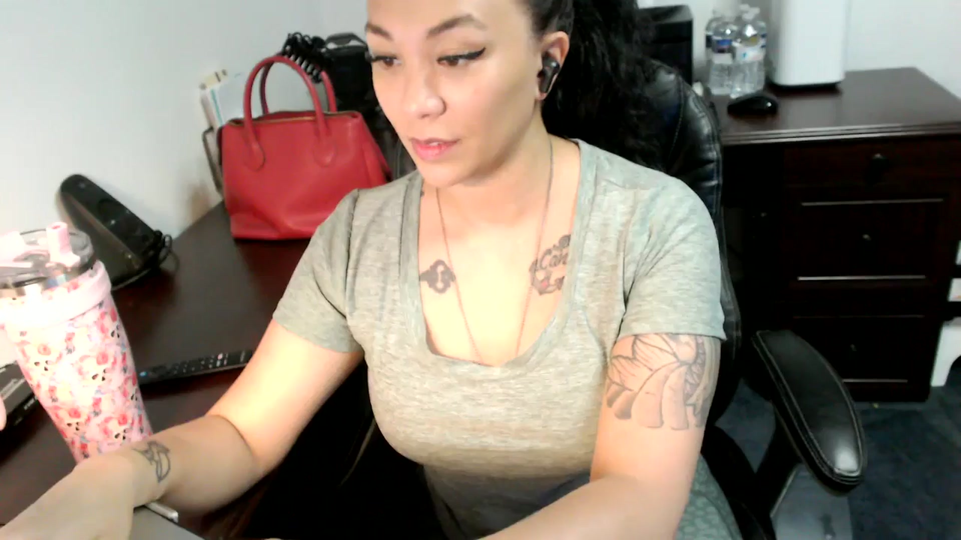 Gallery image thumbnail from MickaylaMoon's myfreecams stream on, 06/24/2024, 15:16 image 4 of 20